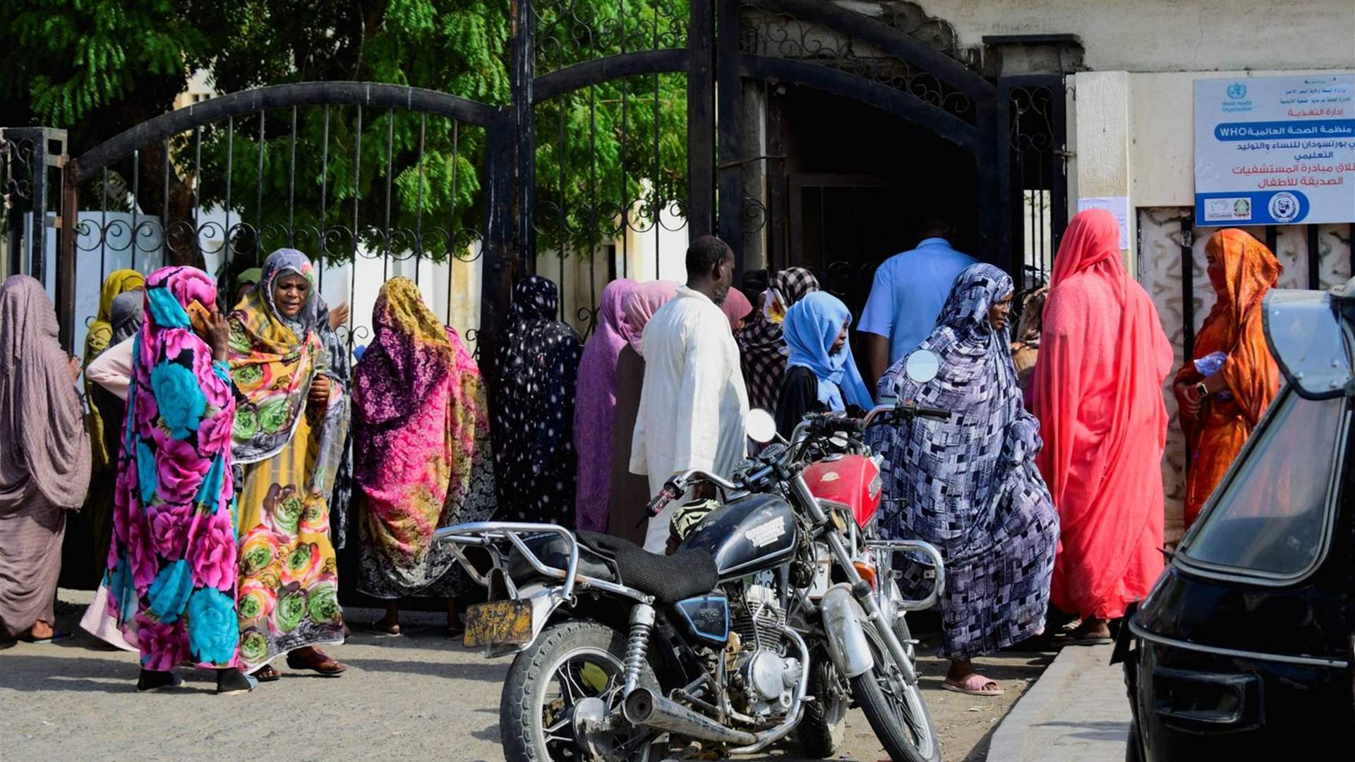 Thousands of displaced Sudanese wait on Egyptian borders