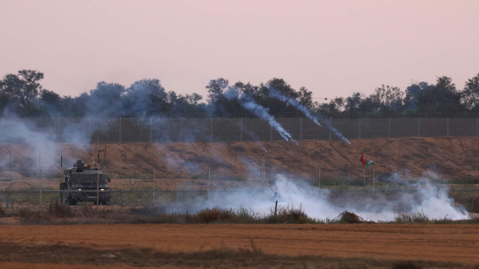 جرح 28 فلسطينيا بالرصاص الإسرائيلي في مواجهات على حدود غزة... وإسرائيل تقصف أهدافا في القطاع