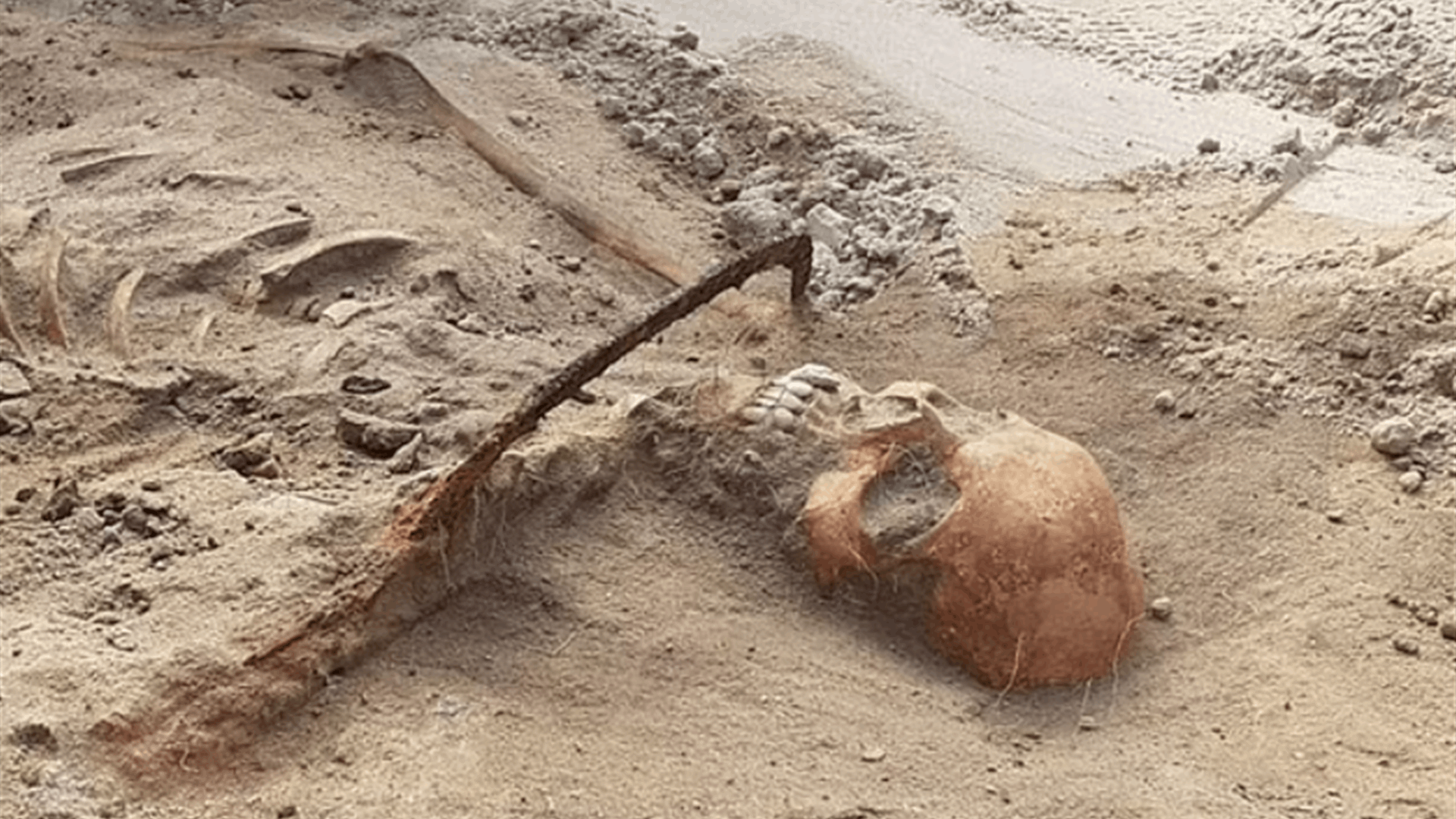 خافوا من أن يعود إلى الحياة فقتلوه ودفنوه بشكل مرعب... العثور على جثة &quot;طفل مصاص دماء&quot; في هذا البلد!