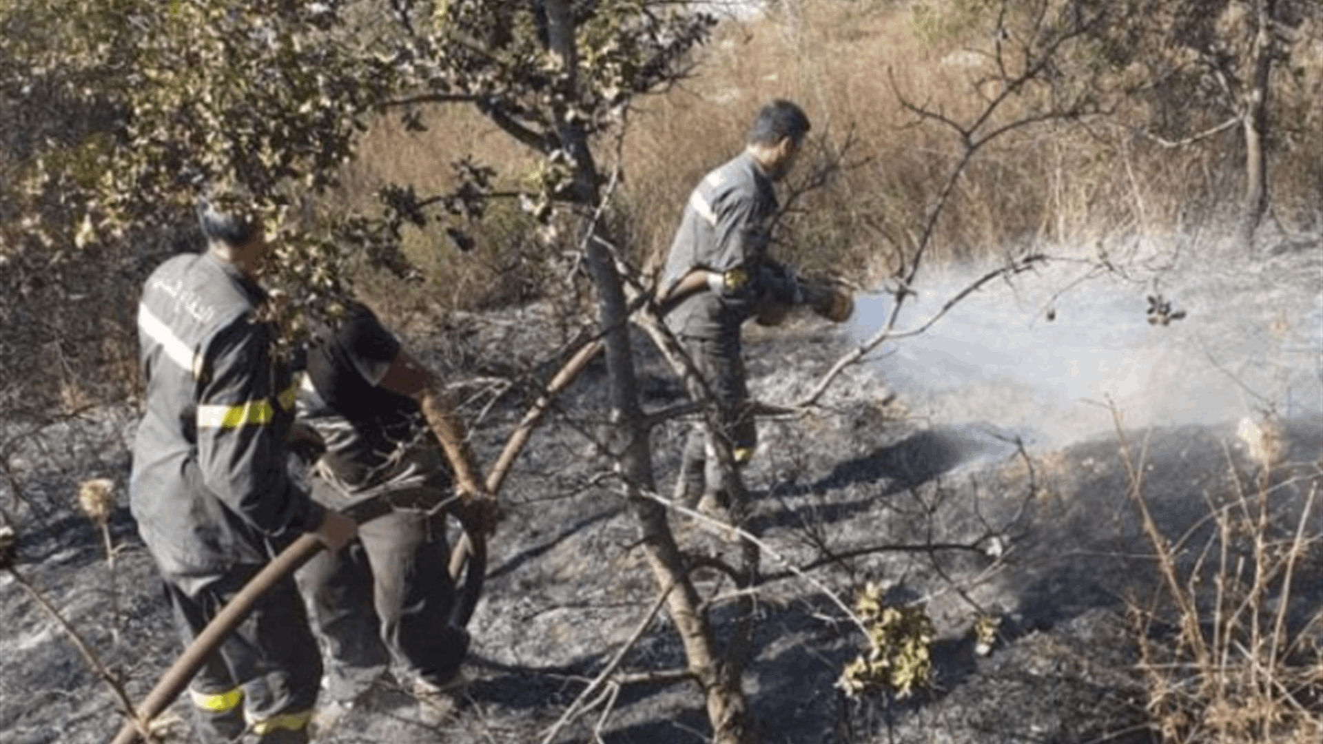 الدفاع المدني أخمد سلسلة حرائق إندلعت في بلدات عكارية