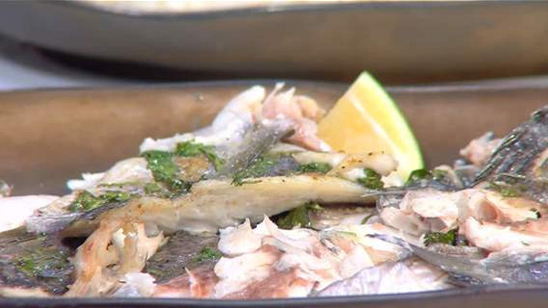 إلى عشاق المأكولات البحرية... إليكم وصفة &quot;السمك مع صلصة خاصّة&quot; (فيديو)