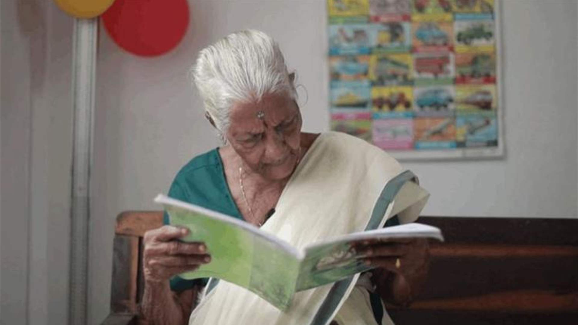 تعلمت القراءة والكتابة... هندية تحقق حلمها في سن الـ92 عاماً! 