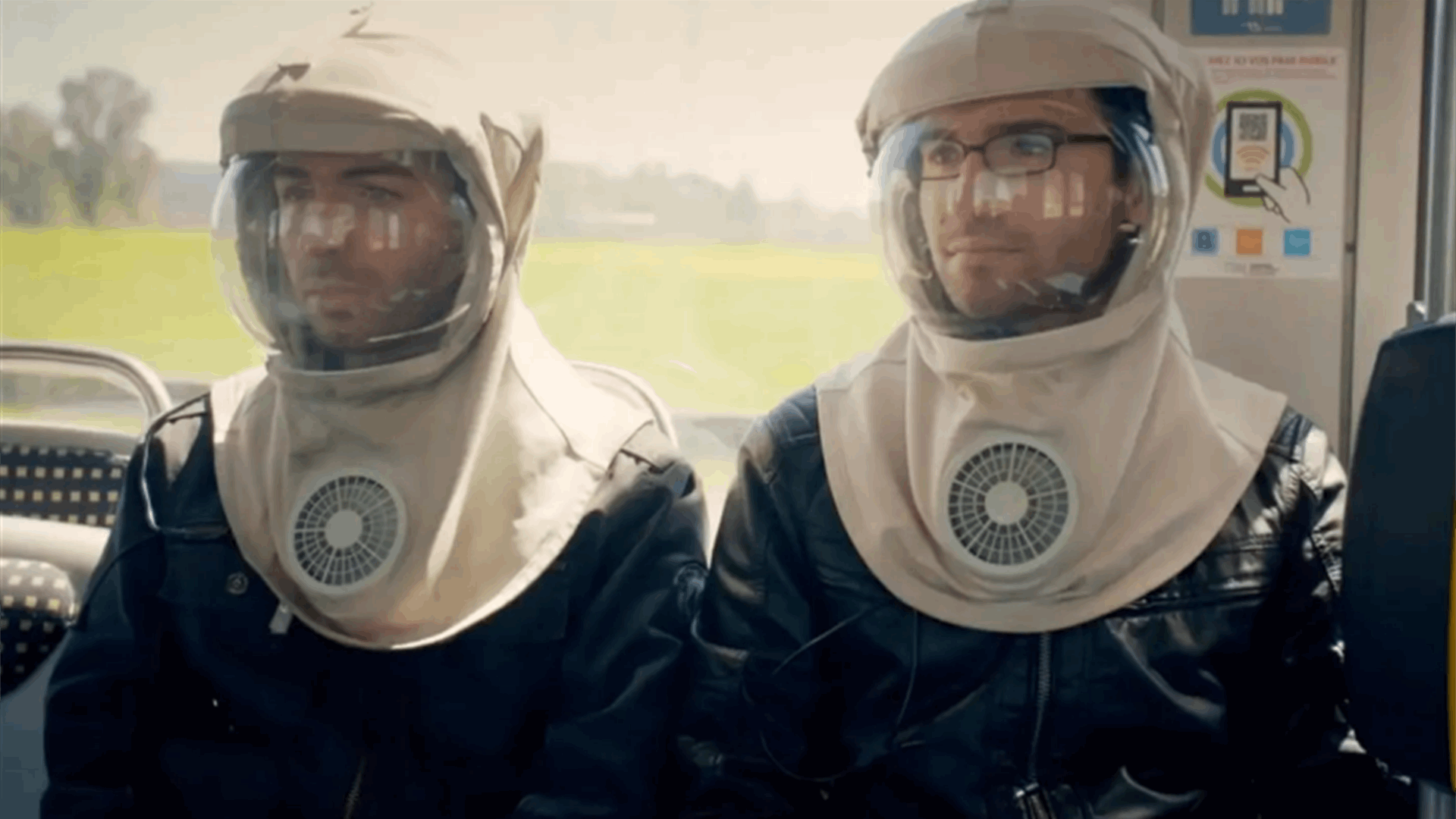 خروجهما من المنزل نهارا يعني "موتهما المؤكد"... قصة غريبة لشقيقين لا يتجولان إلا بقناع من تصميم وكالة ناسا!