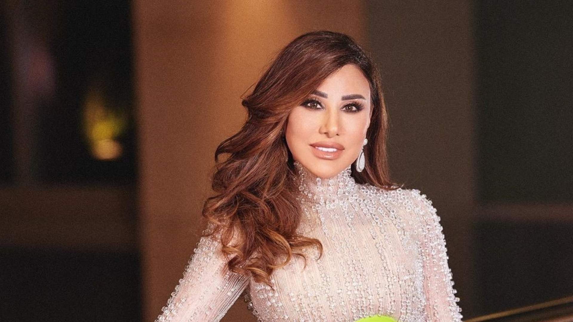نجوى كرم في &quot;دق طاولة عالسريع&quot;... فيديو عفوي لشمس الأغنية اللبنانيّة
