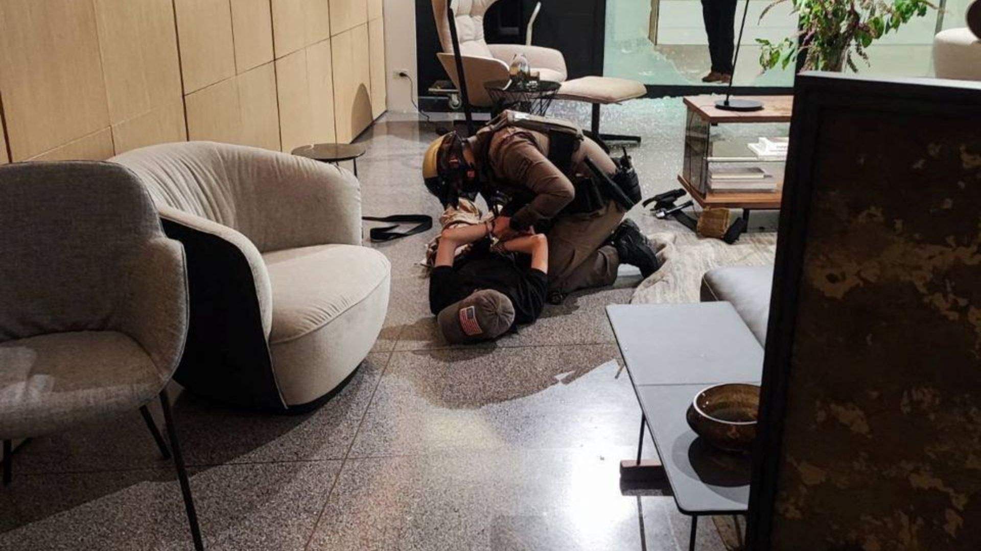 Three injured, gunman arrested at Bangkok shopping center 