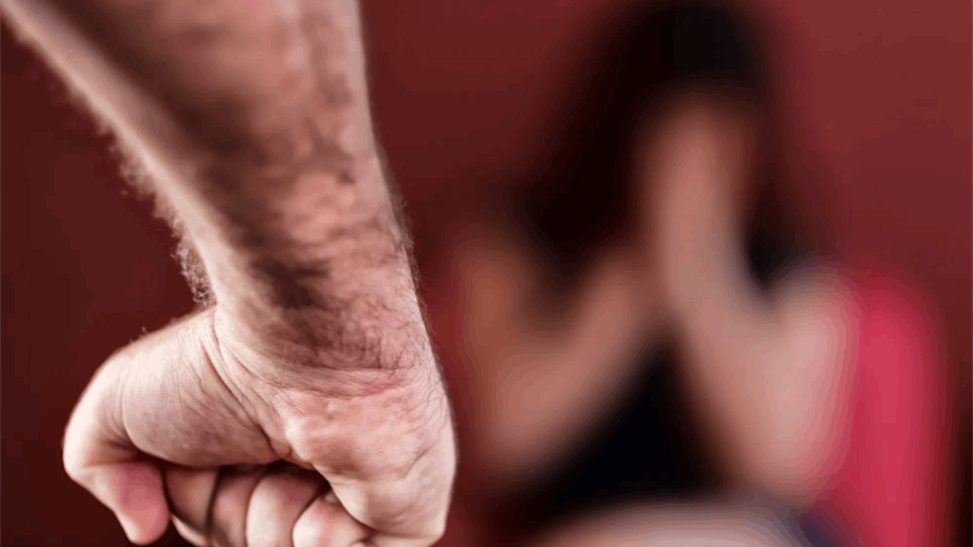 بعد أن شكّ بوجود علاقة تجمعها مع عربي...رجل اوكراني يعذّب حبيبته بأشنع الطرق!