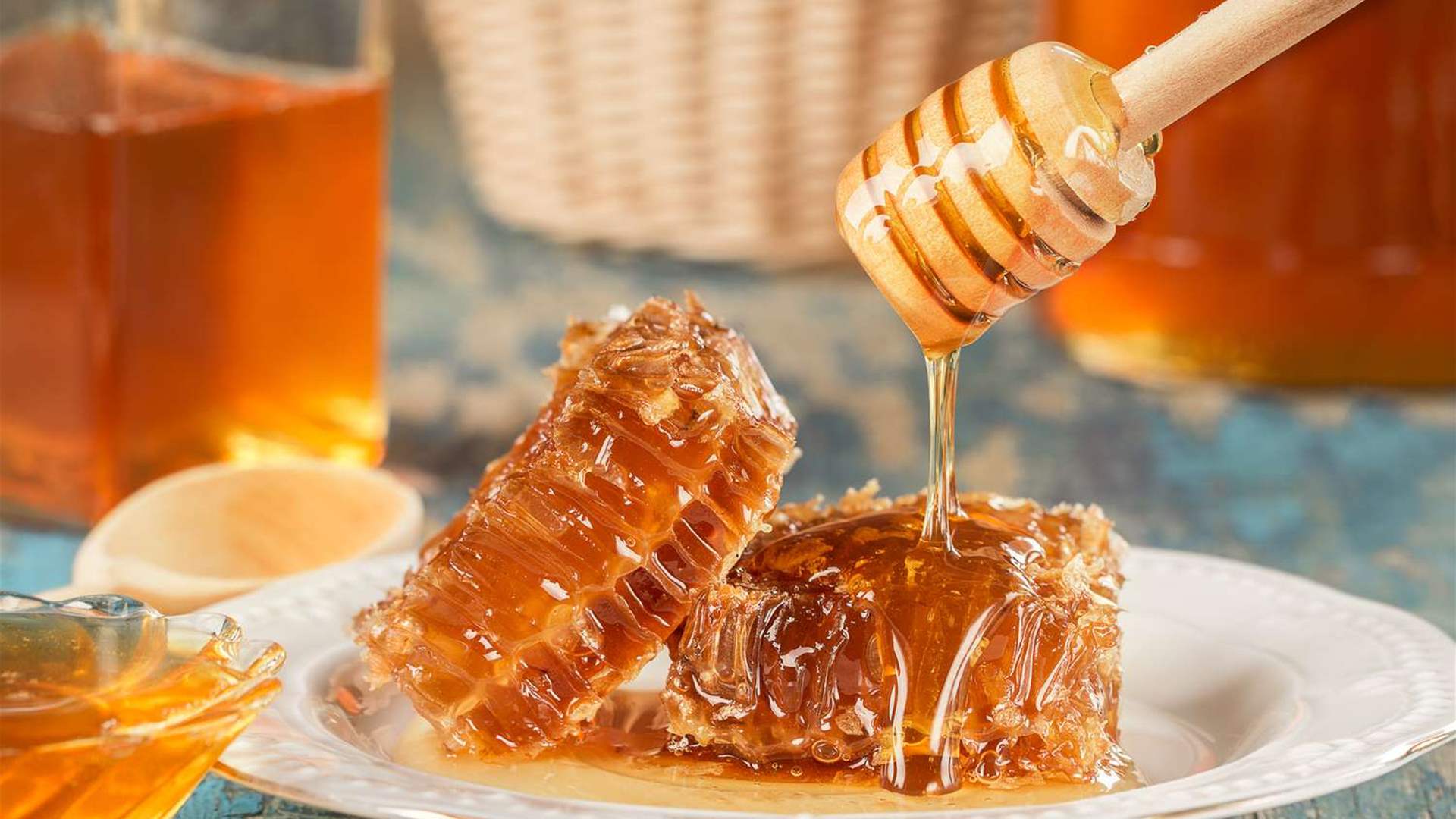 مفاهيم مغلوطة وغير دقيقة حول كيفيّة اختيار العسل.. لا تقعوا ضحيّة هذه الأفعال!