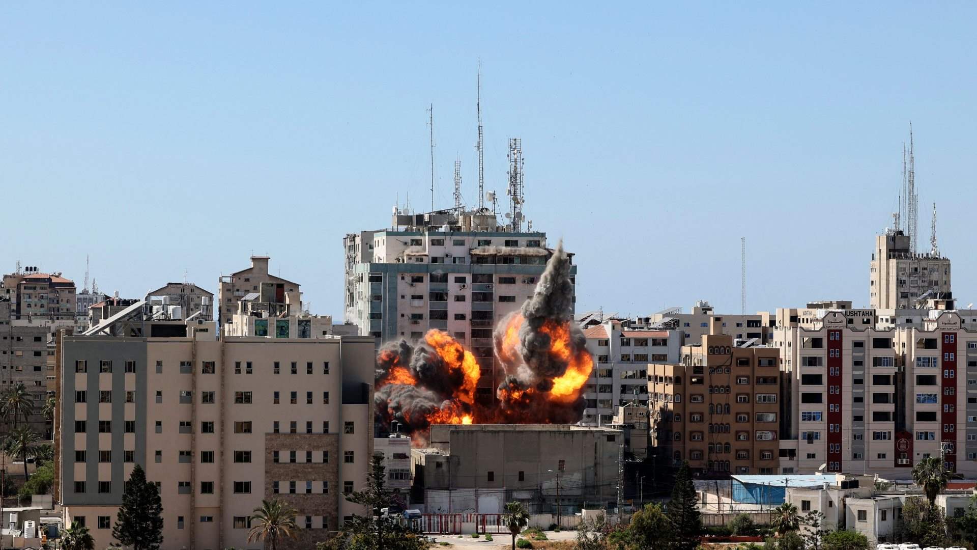 AFP: Israeli raids destroy several towers in the Gaza Strip
