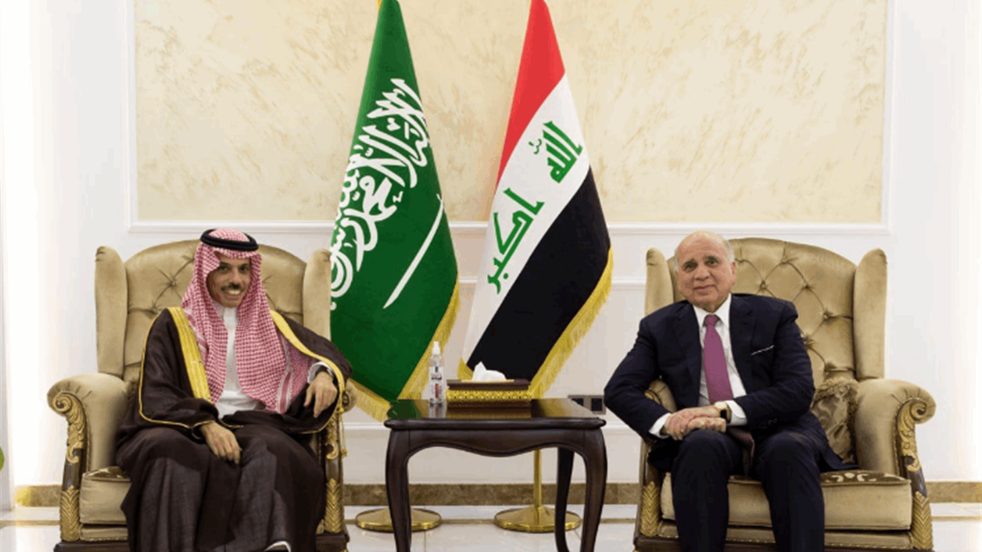 نائب رئيس مجلس الوزراء العراقي وزير الخارجيَّة فؤاد حسين يستقبل وزير خارجيَّة المملكة العربيَّة السعوديَّة الأمير فيصل بن فرحان في مطار بغداد الدوليّ