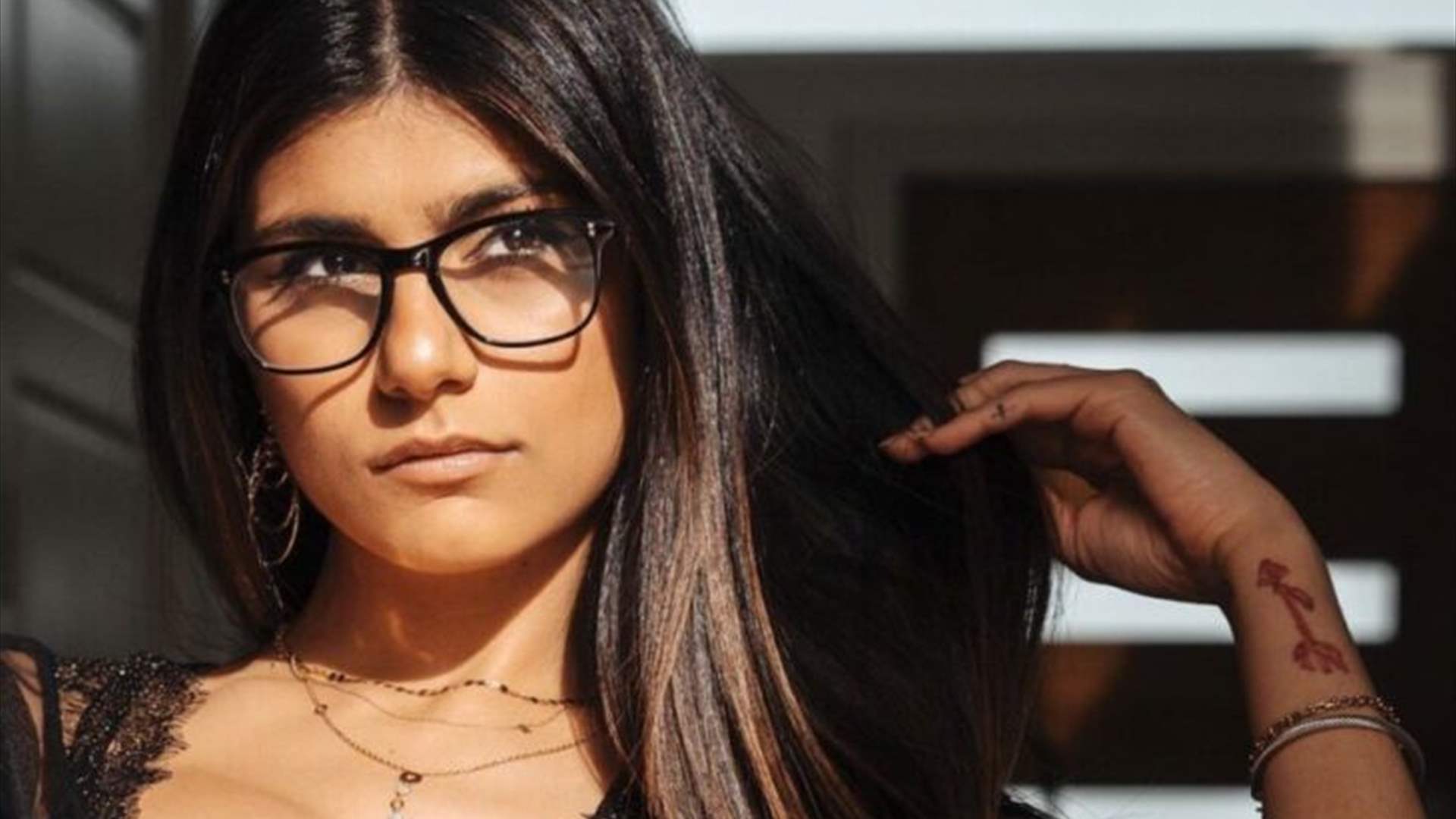 مجلة "بلاي بوي" تطرد ميا خليفة... والسبب منشوراتها المؤيدة لفلسطين وحرب غزة! (فيديو)