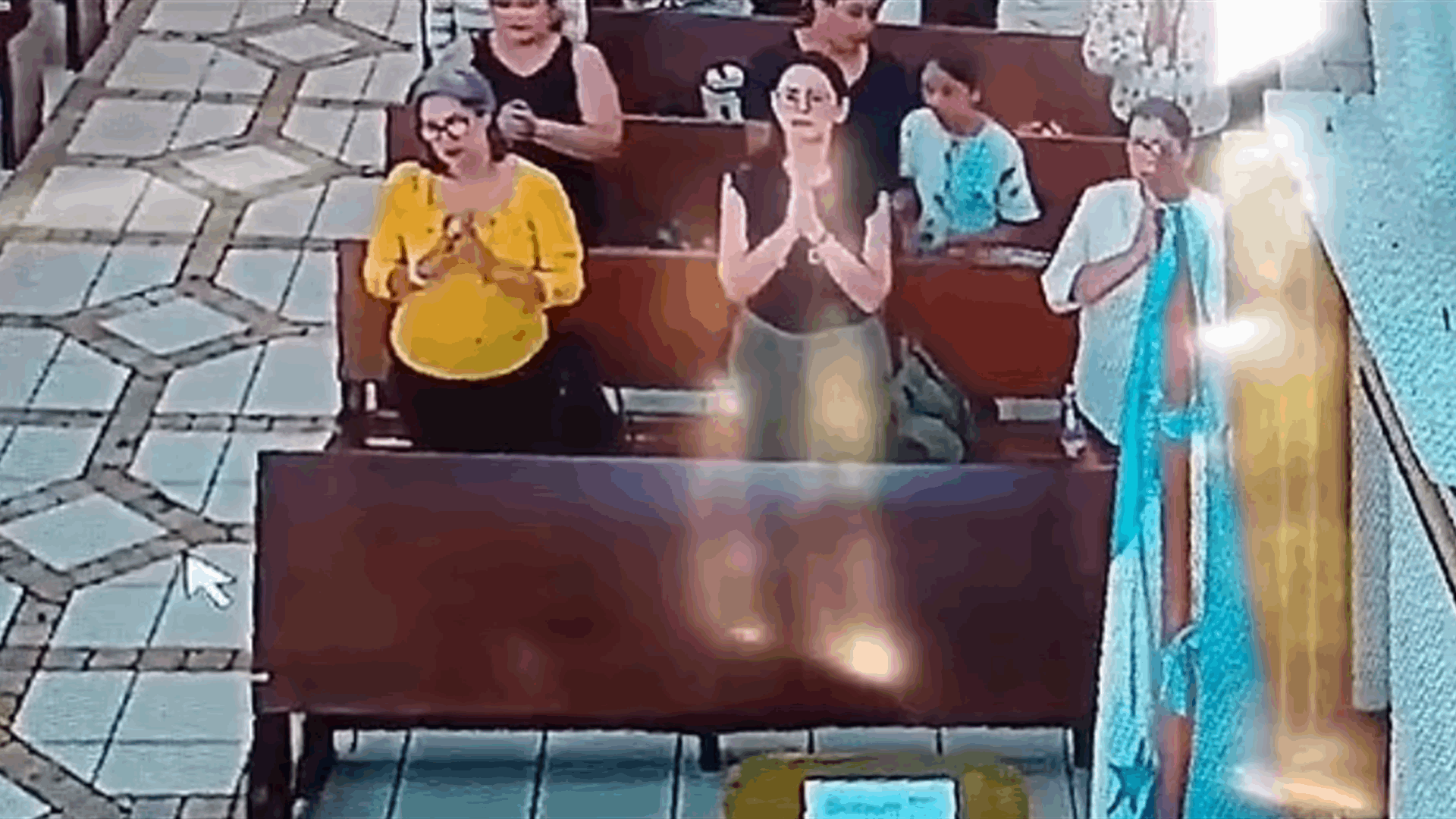 "السرقة في بيت الله!"... مشهد صادم لطفلة تسرق من حقيبة سيدة خلال قداس بموافقة والدتها! (فيديو)