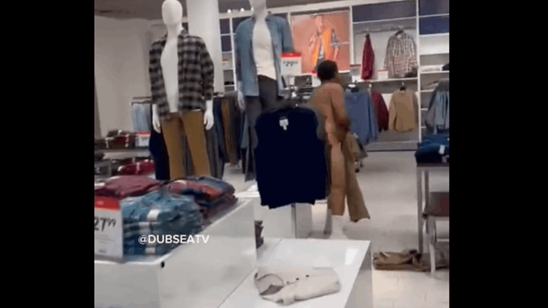 تجول عاريًا بالكامل في متجر أميركي ضخم وحاول لمس الأطفال... وهذا مصيره! (فيديو وصور)