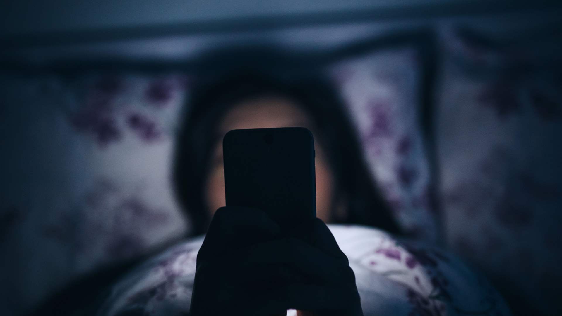 هل استخدام هاتفك ليلاً يمكن أن يجعلك سمينًا؟