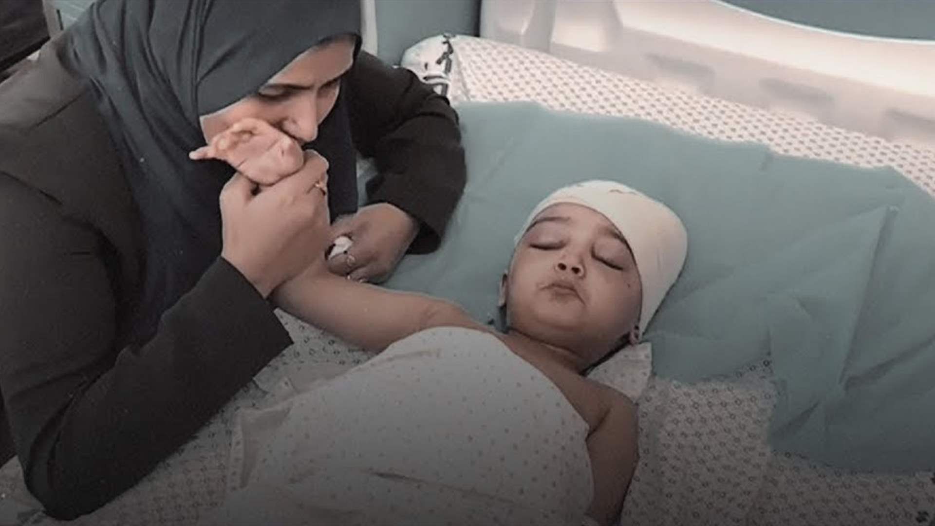 "الحقونا شقتنا راحت"... أم فلسطينية تنهار باكيةً بعد إصابة أطفالها بجروحٍ خطيرة إثر القصف (فيديو)