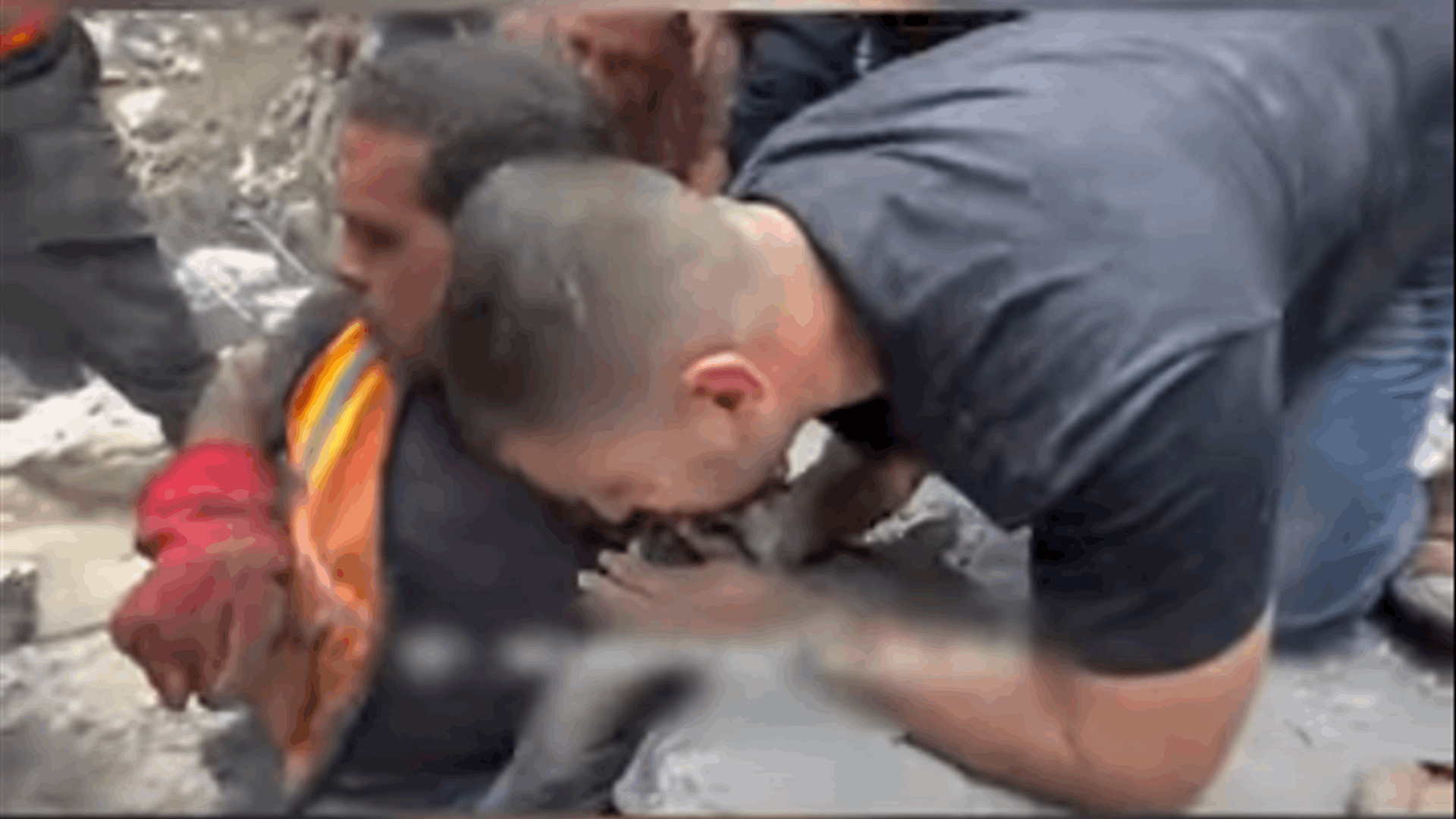 فلسطيني يُقبّل يد والدته وهي تحت ركام منزلها... مشهد مُفجع هزّ مواقع التواصل! (فيديو) 