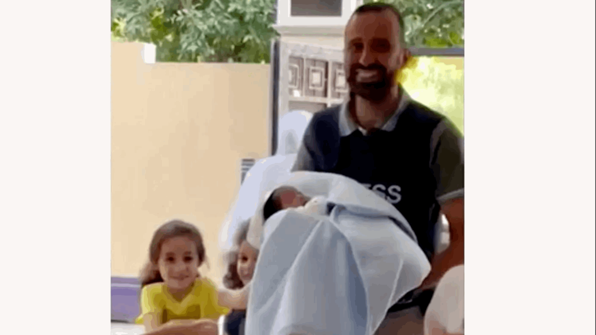 في ظروف استثنائية... صحافي يرزق بمولودٍ أثناء القصف في غزة (فيديو)