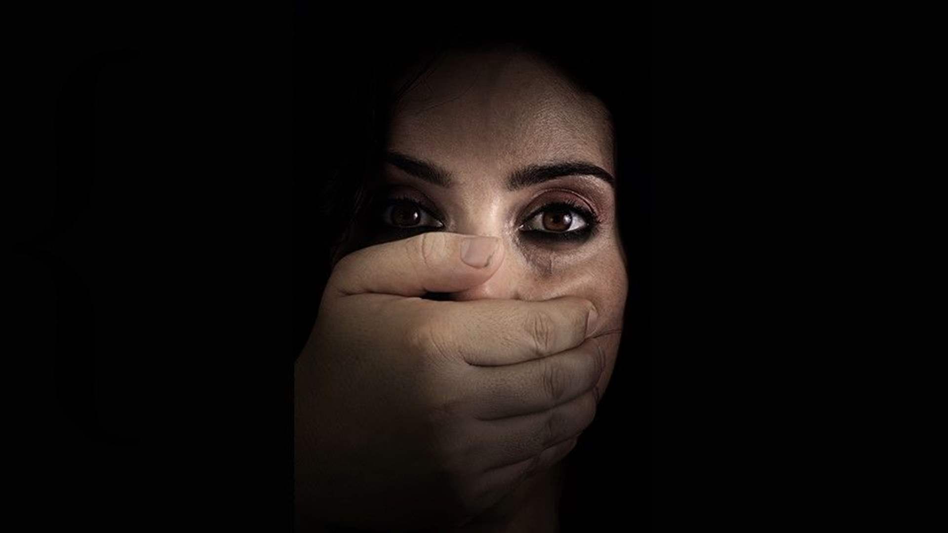 شابة تشارك قصتها المأساوية... أجبرها حبيبها على فقدان عذريتها بأبشع الطرق وجعلها "عبدة جنس"!