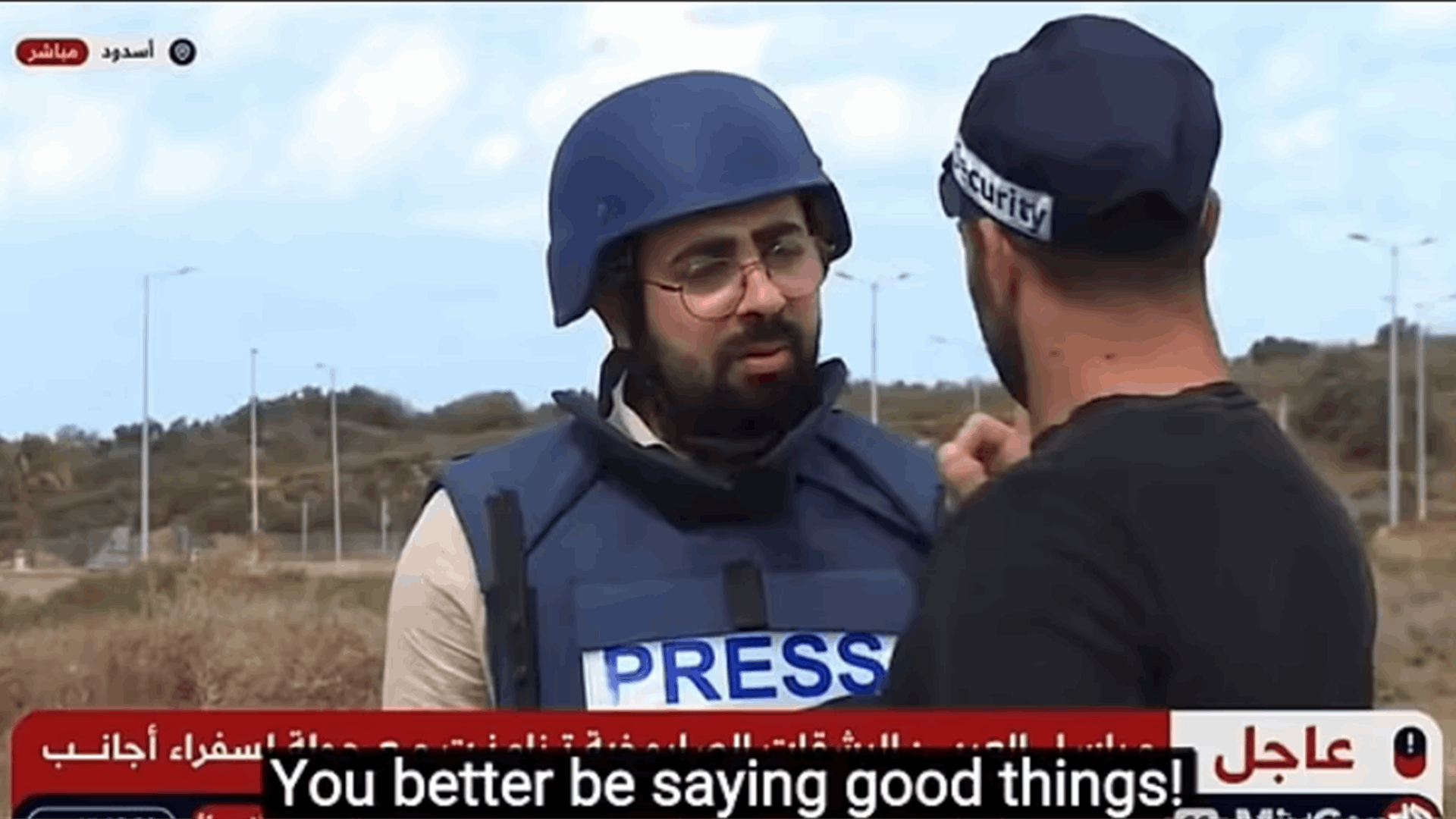 ضابط أمن إسرائيلي يهدد مراسلا عربيا مباشرة على الهواء ويصرخ أمام الكاميرا: &quot;سنحول غزة إلى غبار!&quot; (فيديو)