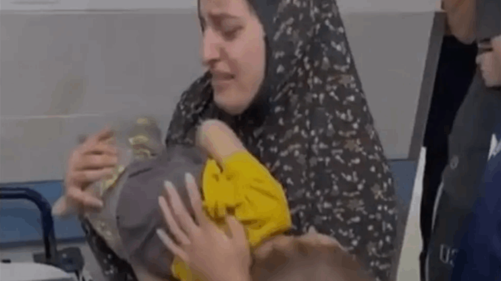 في مشهد مؤلم في غزة... حاولت ايقاظ طفلتها المتوفاة لإرضاعها! (فيديو)