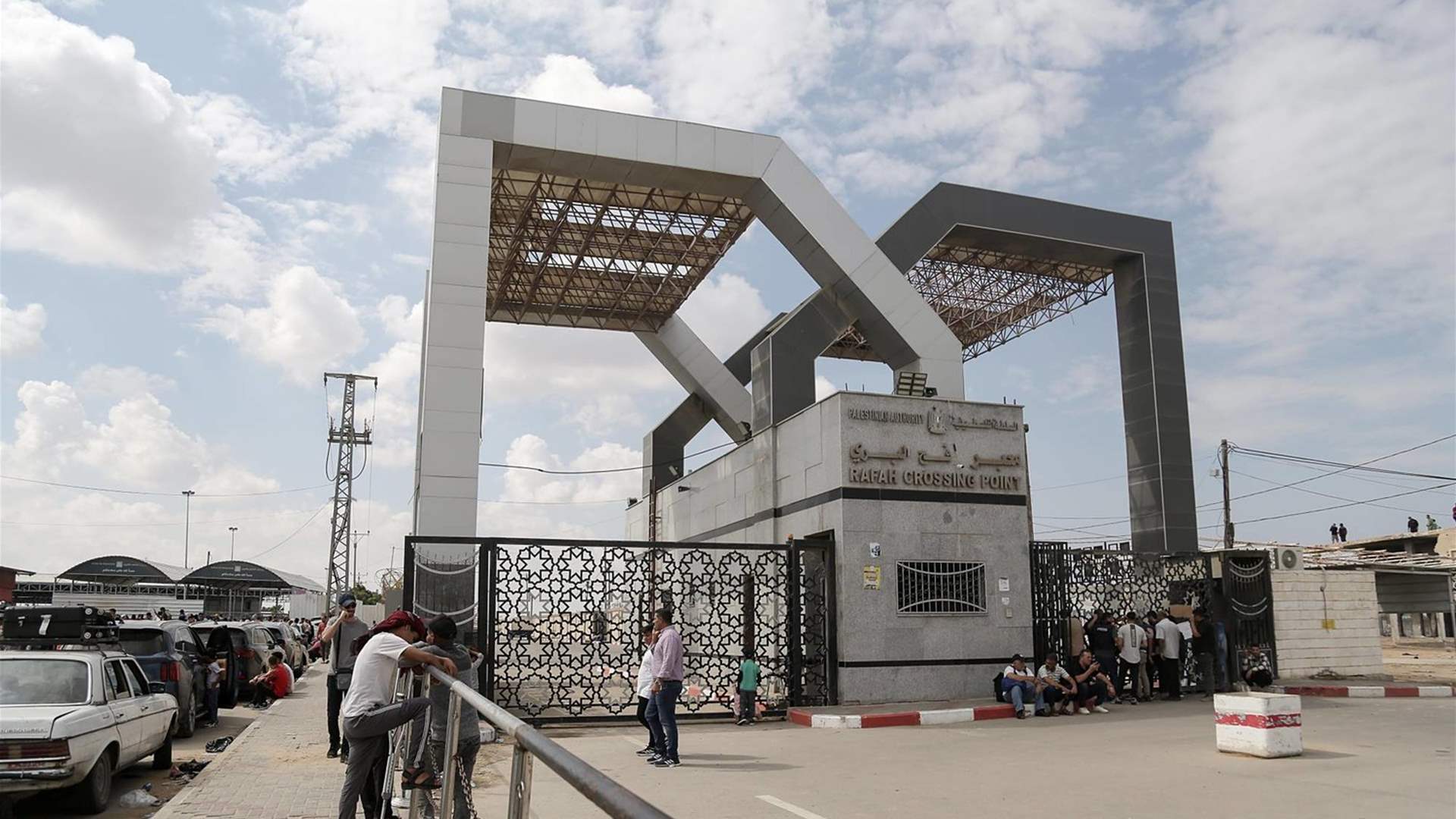عوازل ضخمة أمام معبر رفح