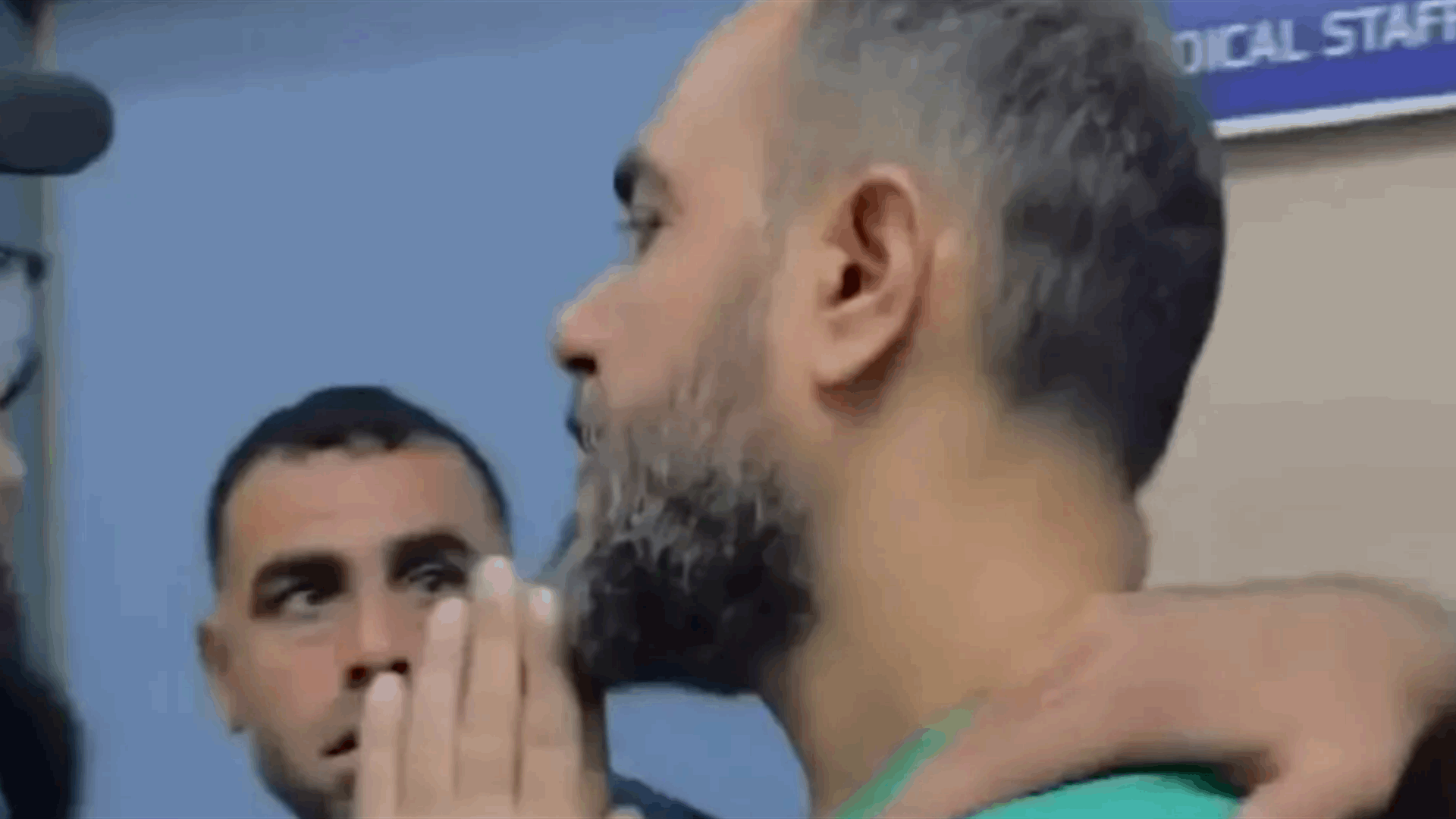 مأساة المشاهد من غزة تابع: طبيب بحث عن ابنه بين المصابين فعثر عليه في قسم الجثامين! (فيديو)