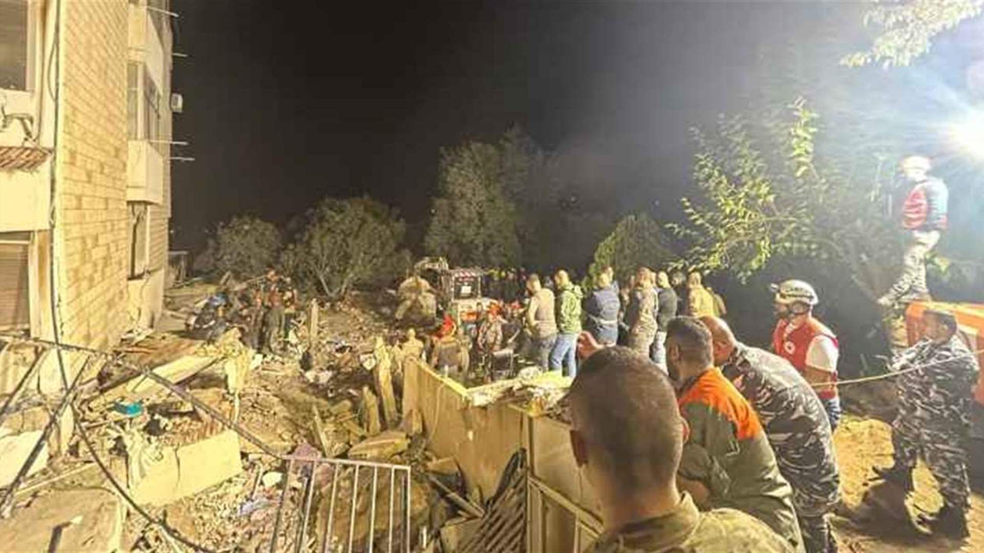 انتشال جثة رابعة من تحت الانقاض في المنصورية