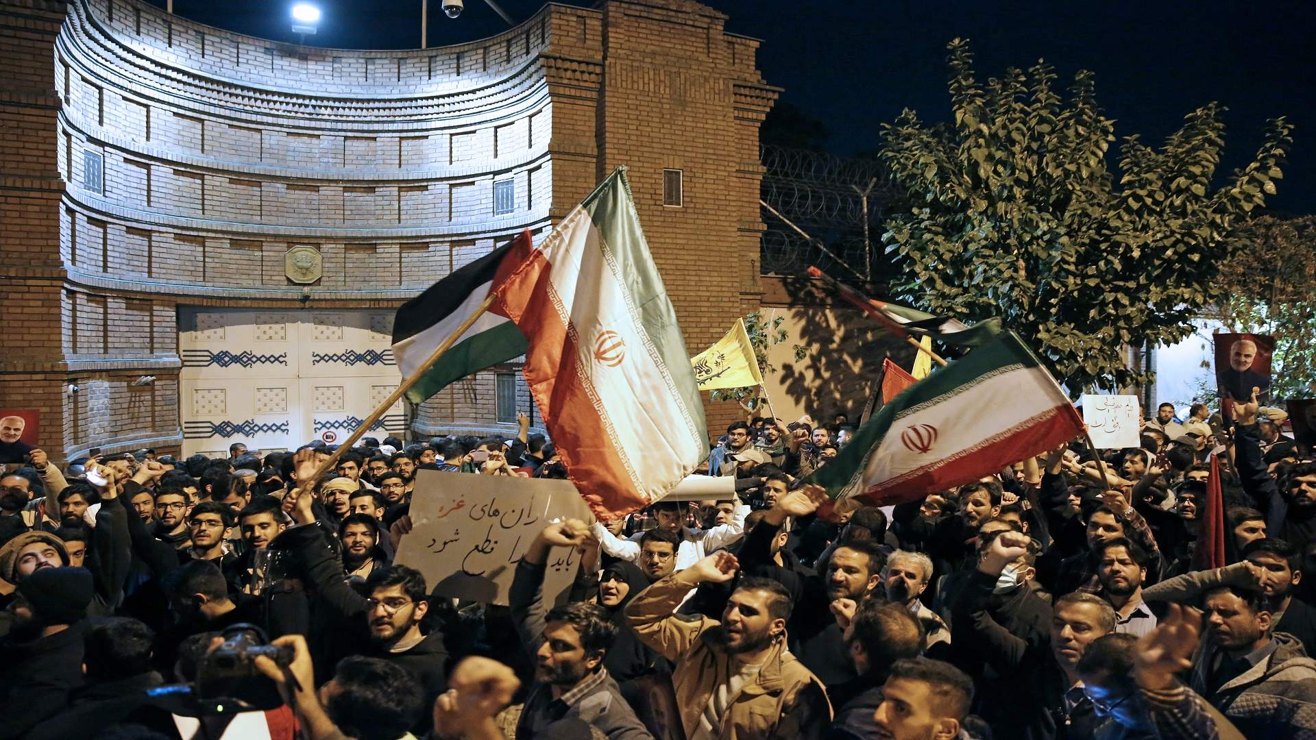مئات المتظاهرين أمام سفارتي فرنسا وبريطانيا لدى طهران