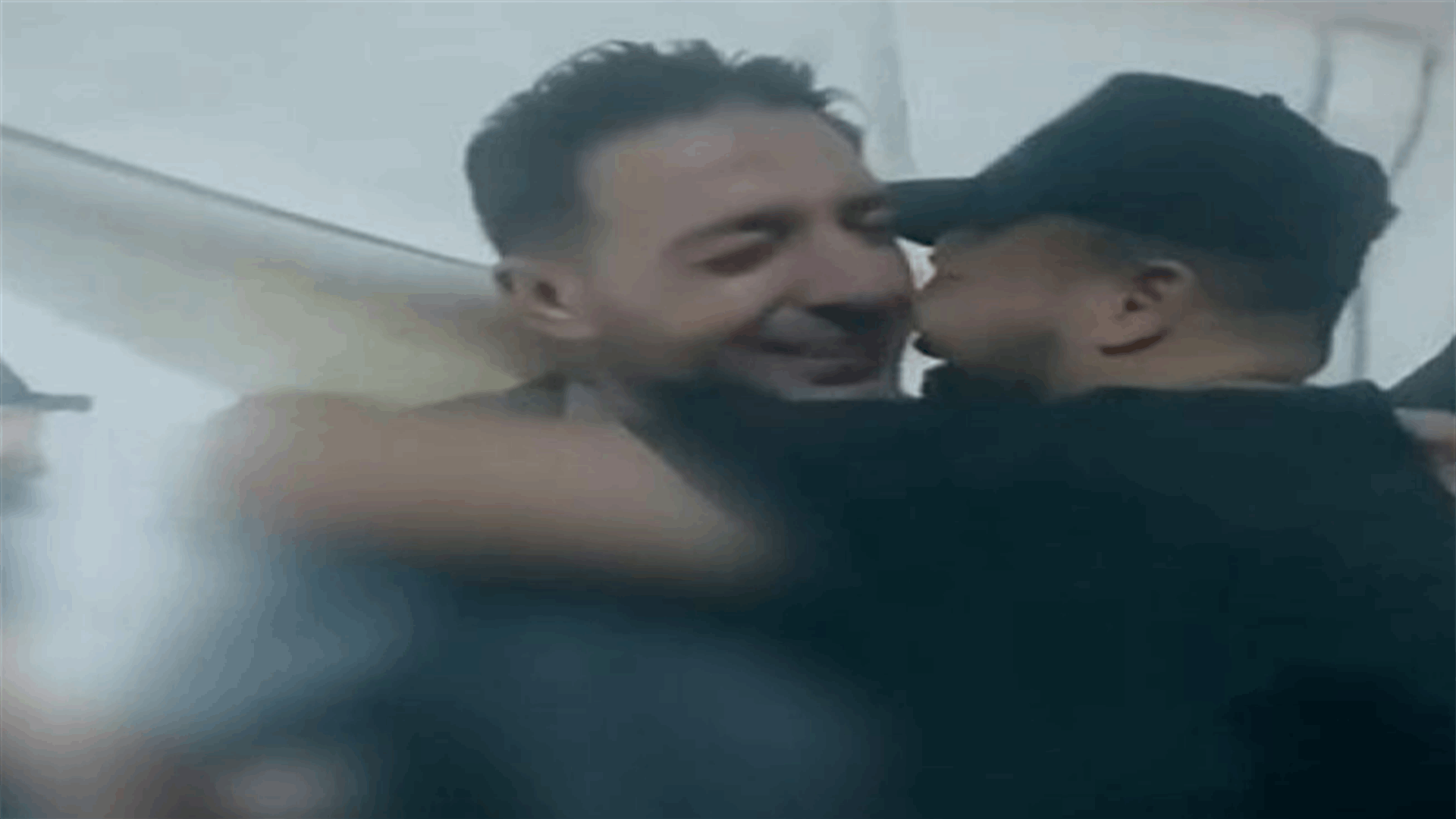 أب جمع أشلاء أطفاله في أكياس وصرخته هزت مواقع التواصل الاجتماعي..."أولادي ماتوا كلن"! (فيديو)