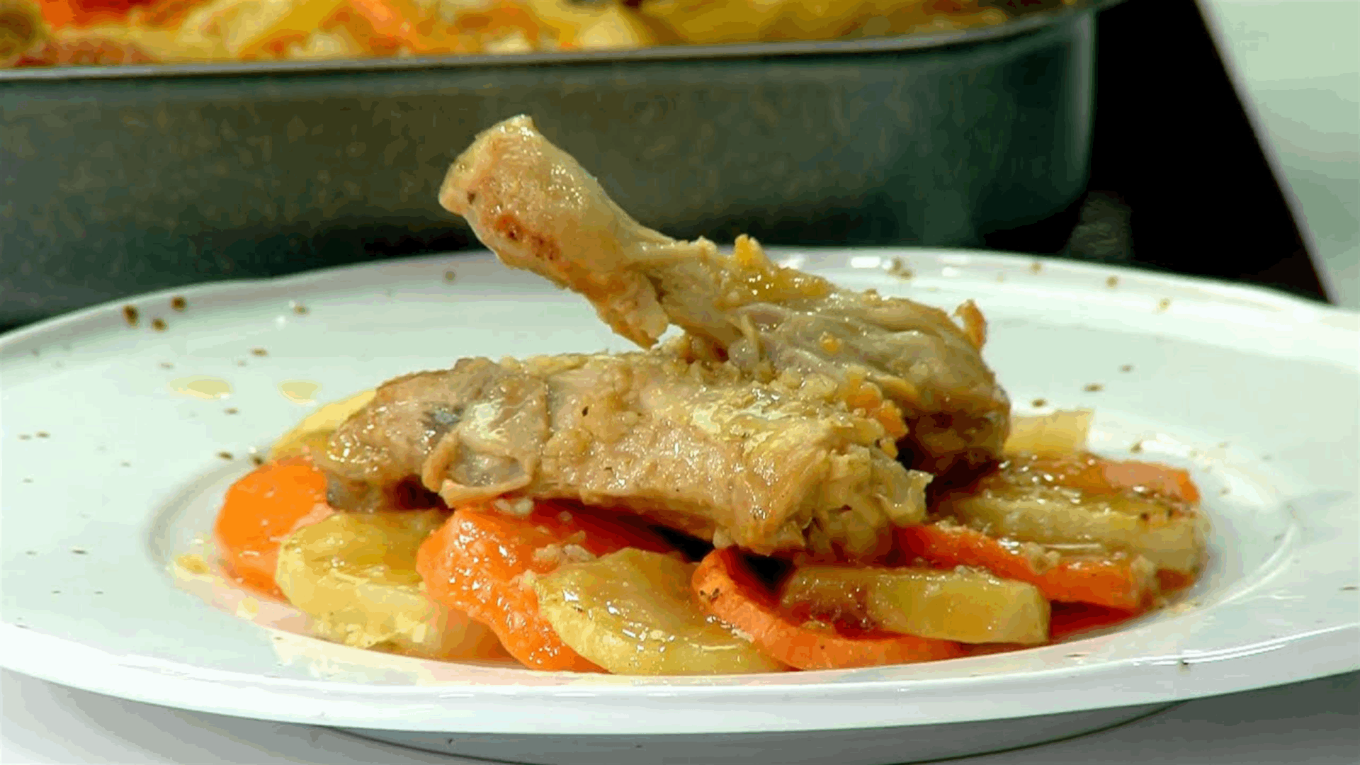 صينيّة الدجاج والبطاطا... وصفة مميزة على طريقة الشيف حنّا طويل (فيديو)