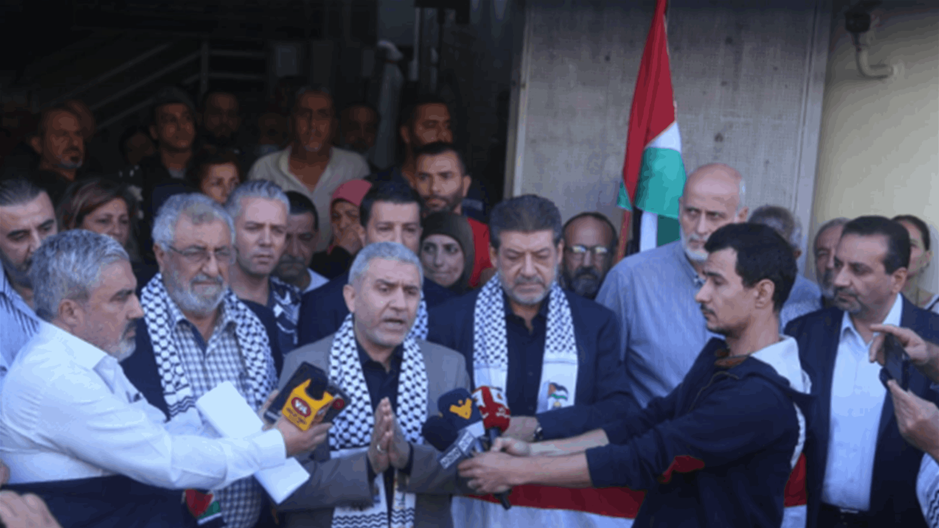 وقفة تضامنية أمام وزارة العمل مع الشعب الفلسطيني