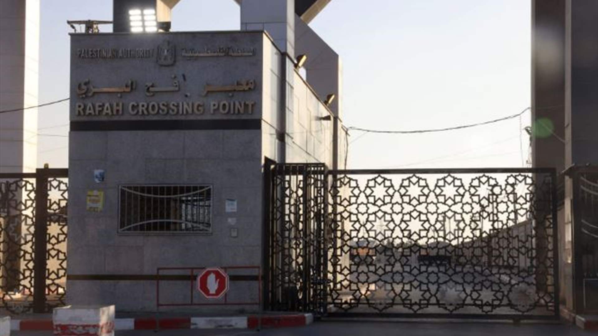 شاحنات المساعدات أمام معبر رفح تنتظر دخول غزة 
