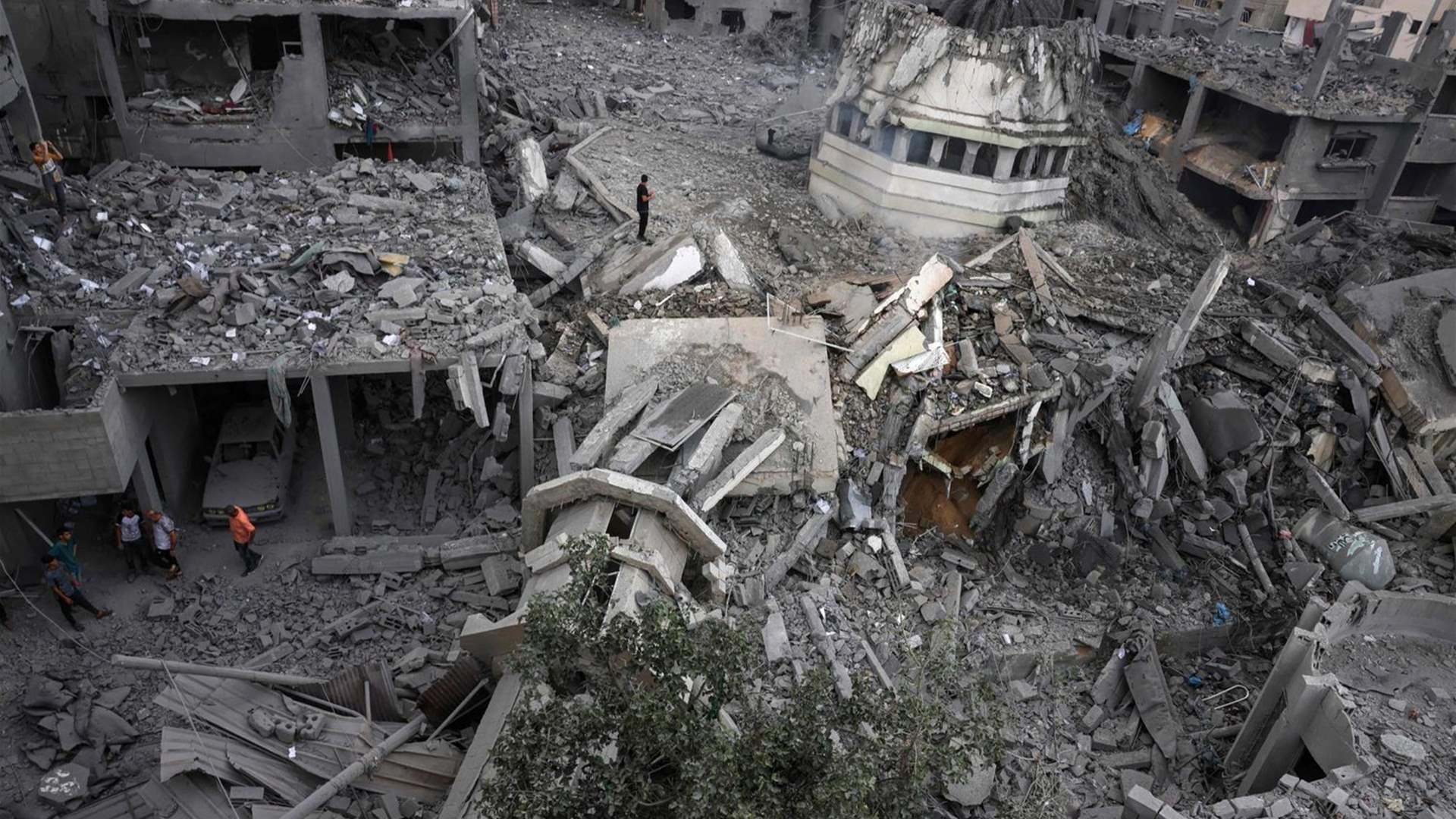 فلسطينيون يبحثون عن أشلاء ضحاياهم بعد قصف المستشفى في مدينة غزة: "كلهم ماتوا" 