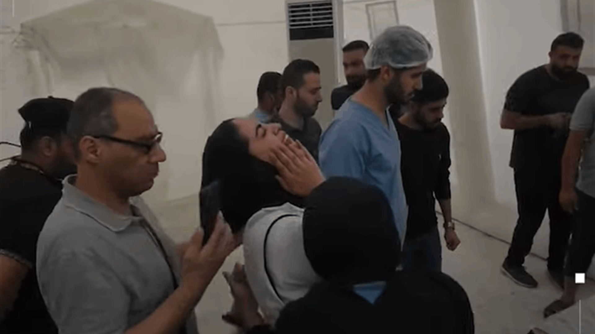 تفاجأت بوجود شقيقها ضمن الشهداء... صرخة مسعفة تبكي بحرقة: "كيف بدي أخبر أمي!" (فيديو)