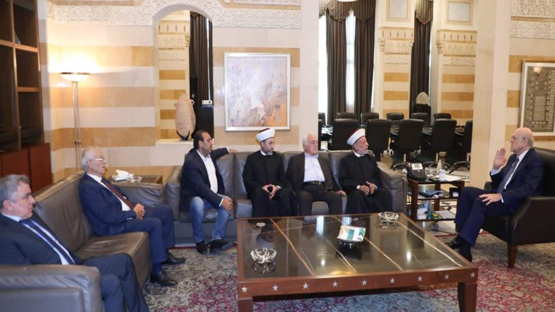 ميقاتي: الحكومة تقوم بكل الاتصالات الدبلوماسية والسياسية لمعالجة الأوضاع الراهنة ووقف العدوان الاسرائيلي