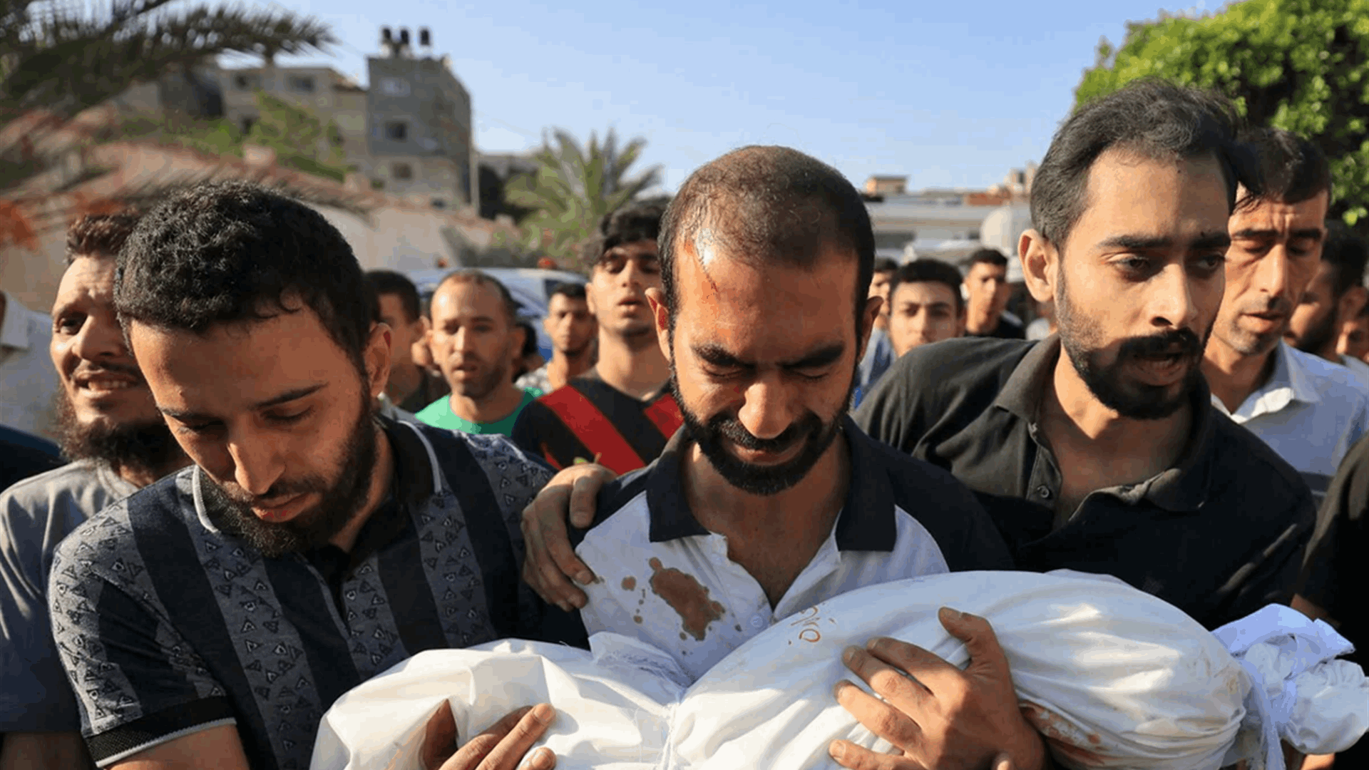 "كانوا نائمين عندما دُمّر المنزل"... والدٌ مفجوعٌ يروي كيف خسر أطفاله الثمانية في قصف غزة