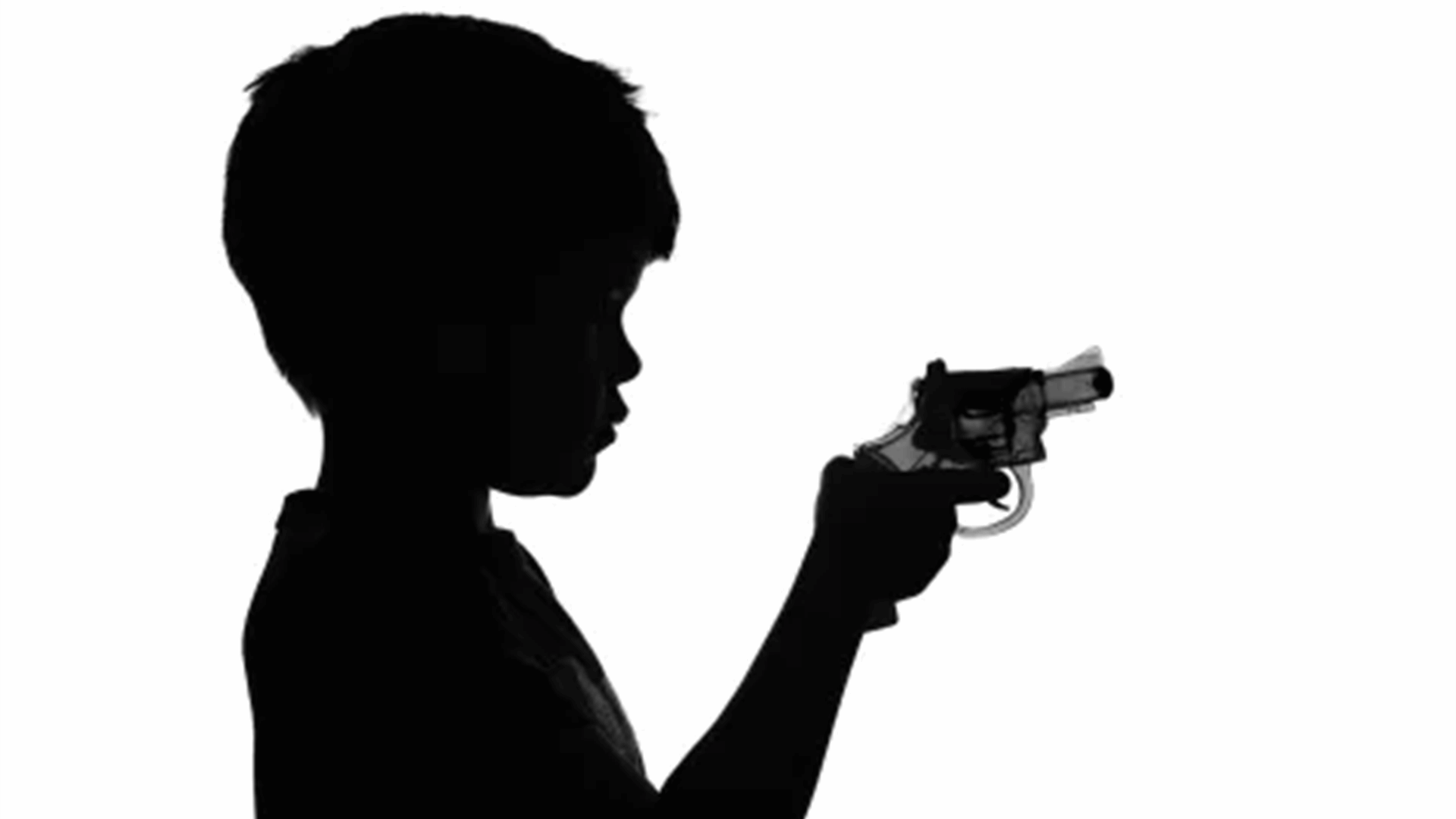 حصل على سلاح في المقعد الخلفي من السيارة... طفل يطلق النار على آخر في حادثة مروعة! 