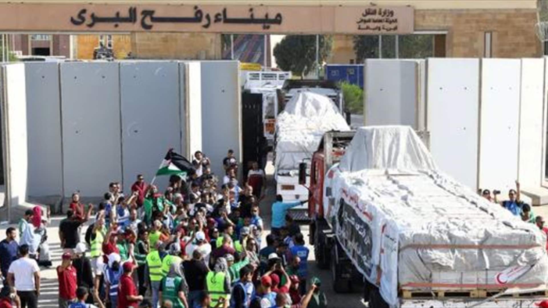 17 شاحنة مساعدات تعبر من رفح نحو قطاع غزة