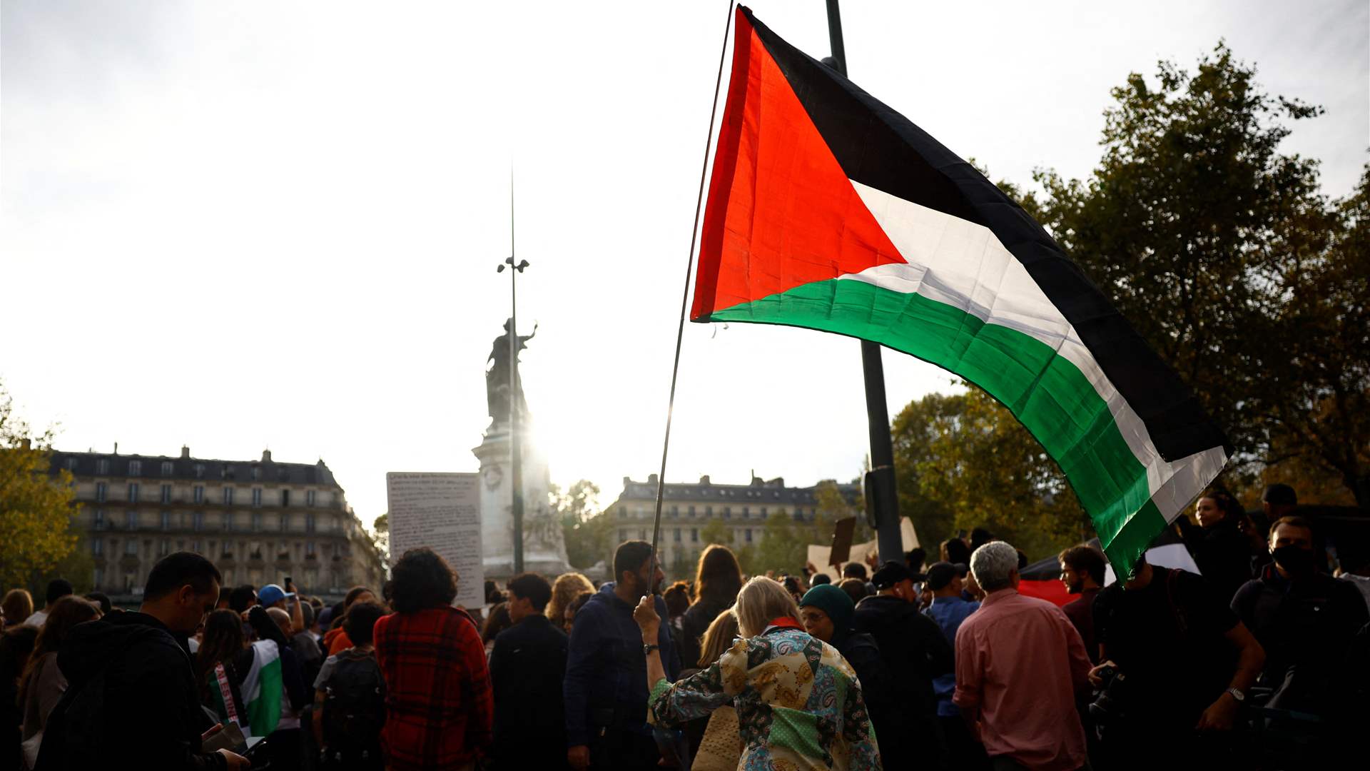 Thousands protest in Paris, demand &#39;an end to the massacre in Gaza&#39;