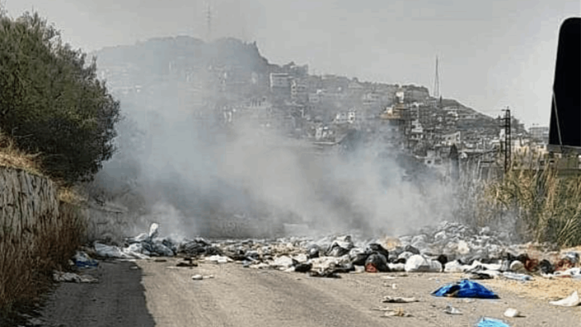 قطع طريق في المنية بالنفايات إحتجاجًا على عدم رفعها