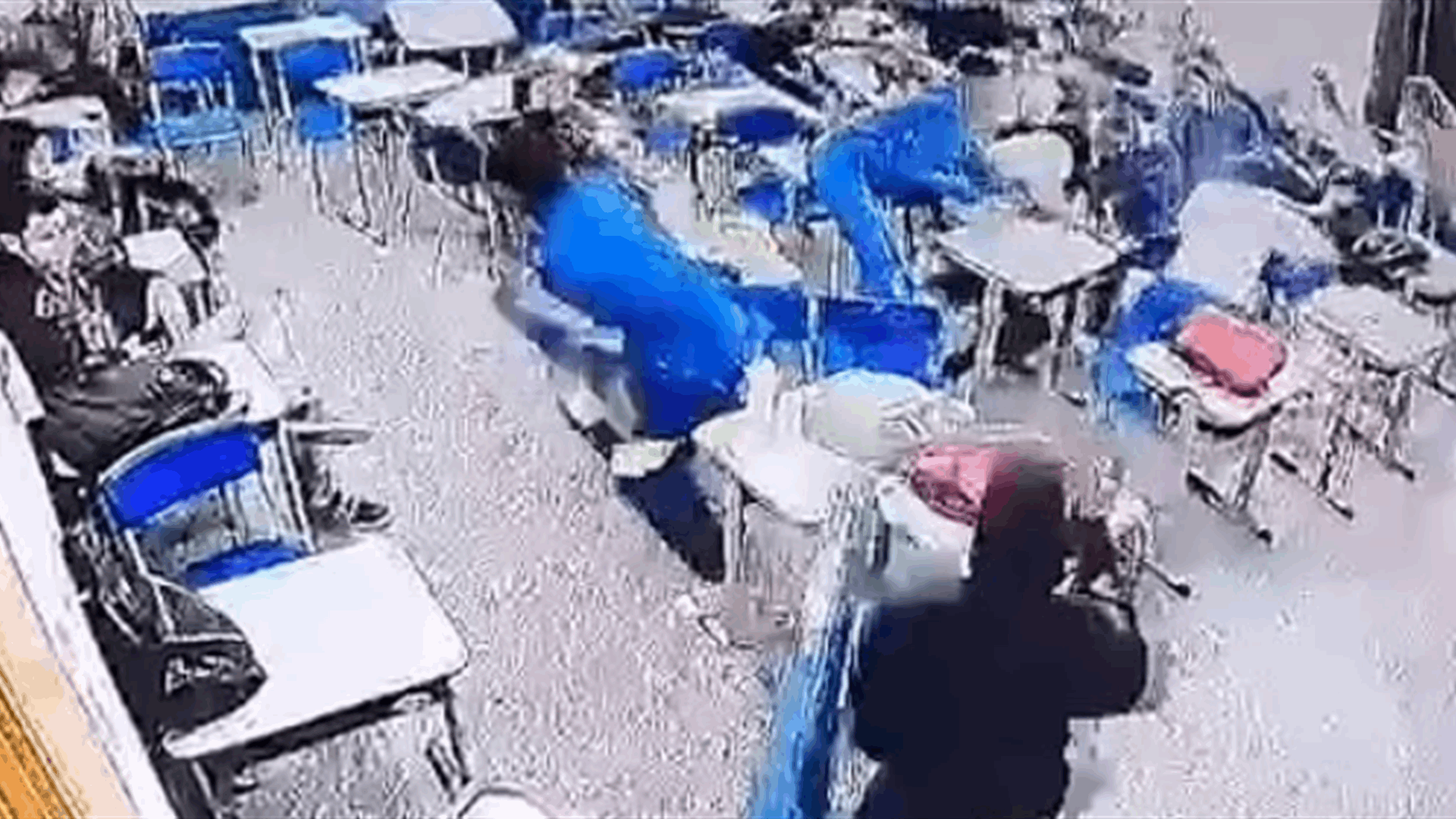 تعرض للتنمر من زملائه لكونه مثليًا فدخل الى المدرسة وبدأ باطلاق النار في هذا البلد... مشاهد مرعبة وهذه التفاصيل! (فيديو)