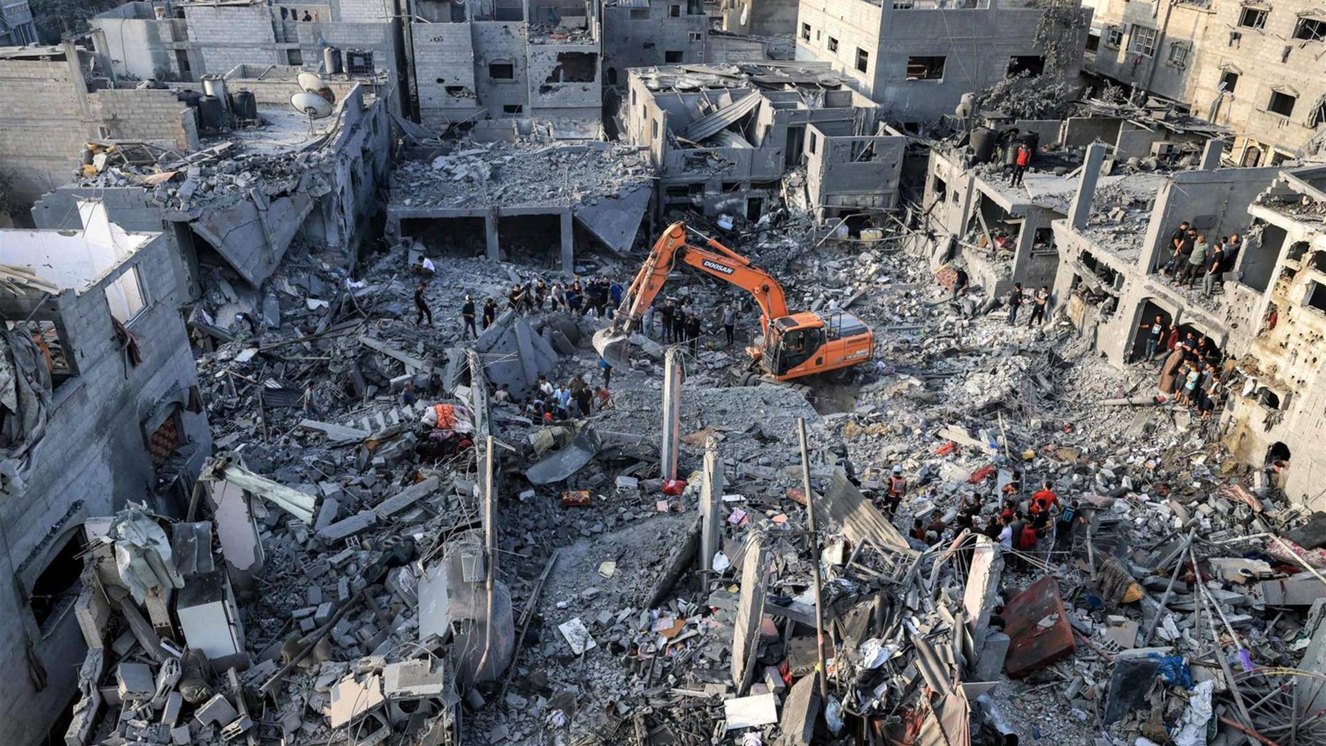 العدوان على غزة يطال البشر والحجر... طفل يفجع بقصف منزله: &quot;يا ريته حلم&quot;! (فيديو)