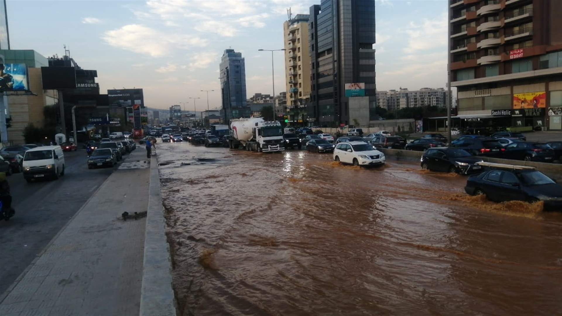 انفجار قسطل مياه على اوتوستراد الضبية وزحمة سير على المسلك الشرقي (صور)