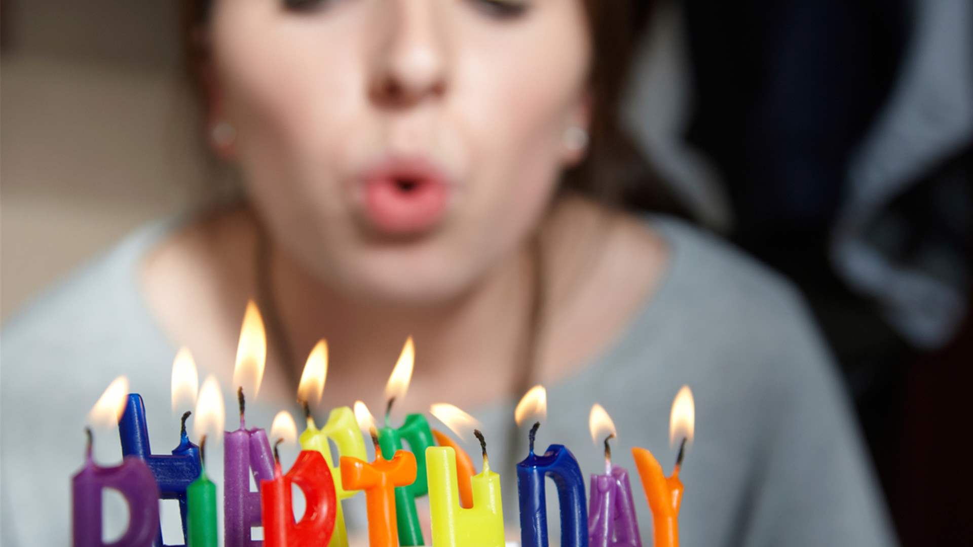 هذا ما يحدث عند إطفاء الشموع على كعكة عيد ميلادك... الأمر مثير للاشمئزاز!