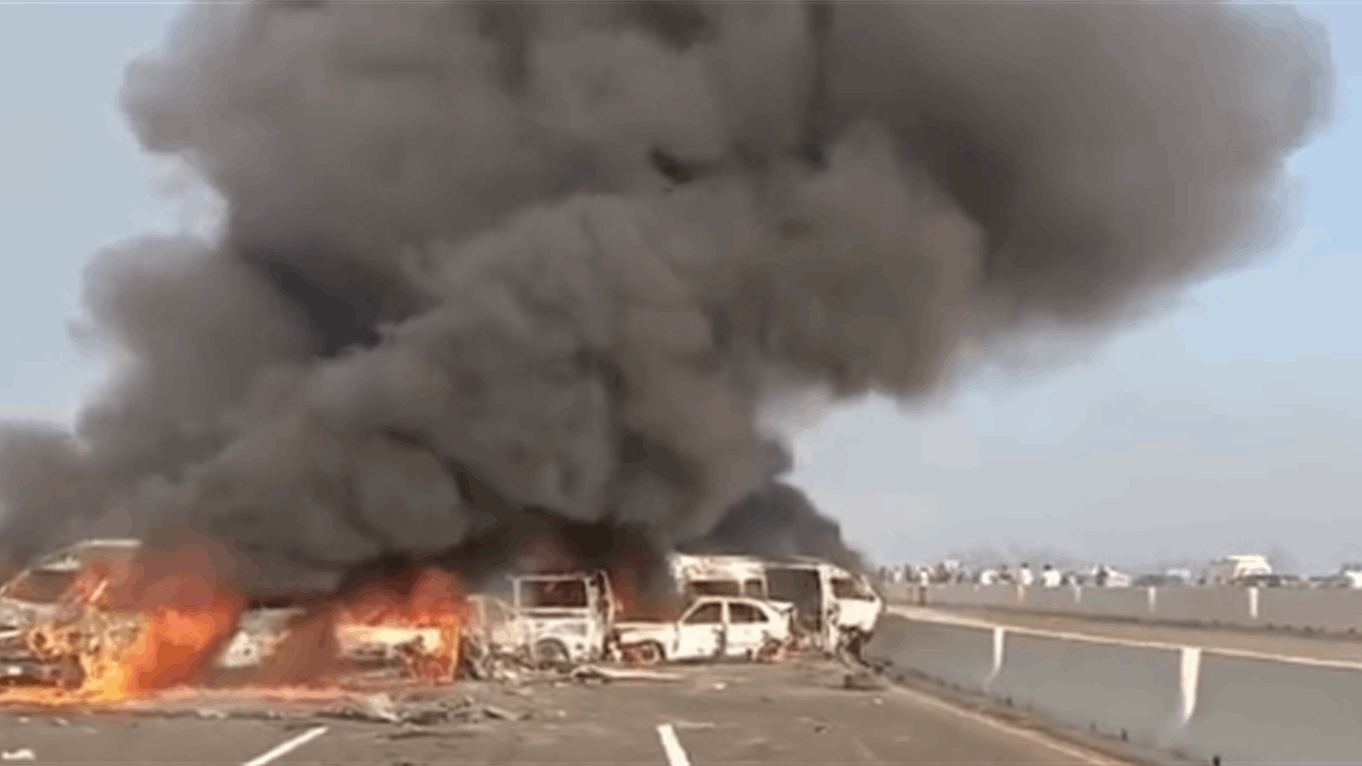 قتلى في تصادم بين حافلة ركاب وعدد من السيارات في مصر (فيديو)