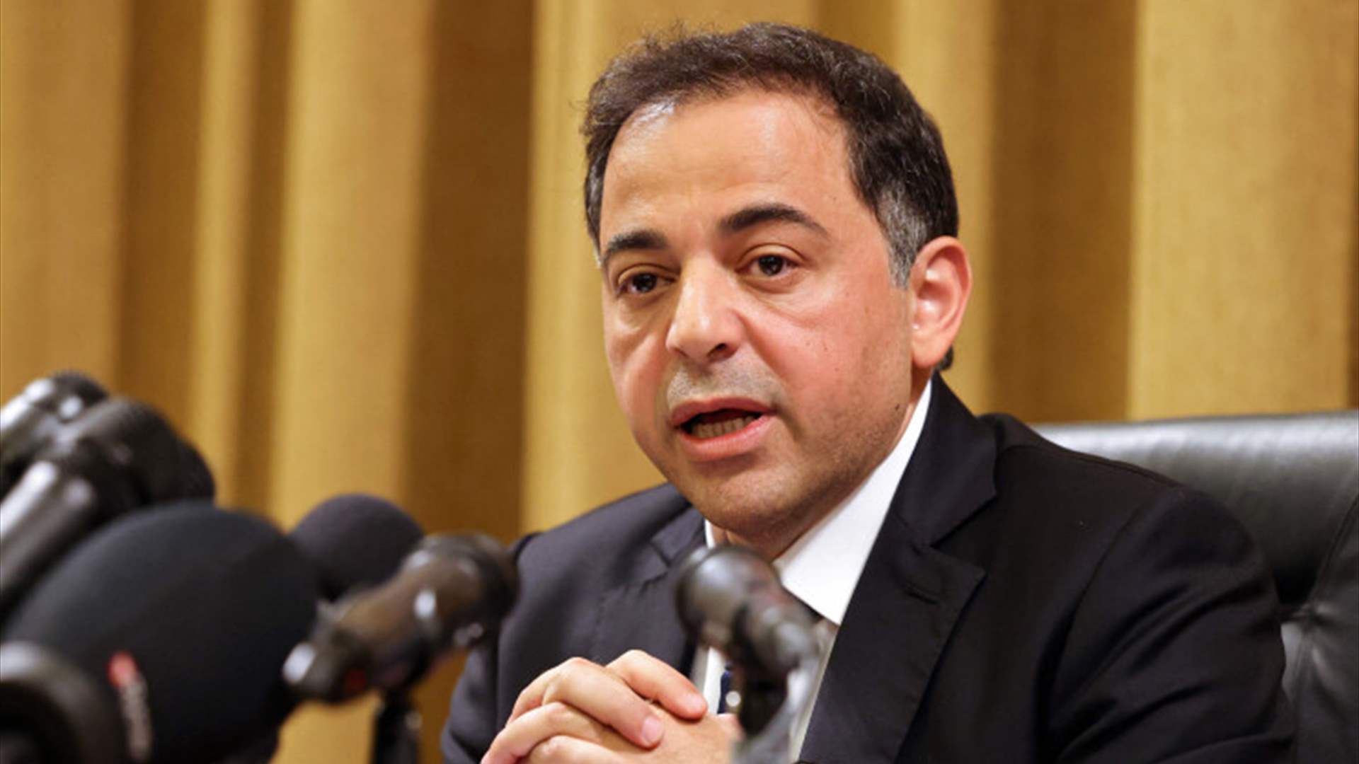 منصوري يطمئن: الإستقرار في سعر صرف الدولار مستمر