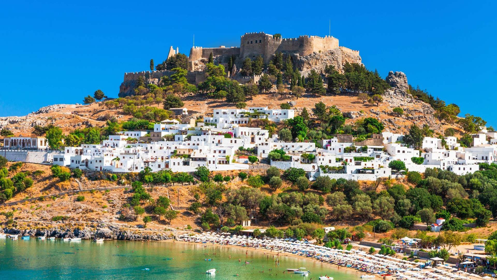 Migrant protest at port of Rhodes causes chaos