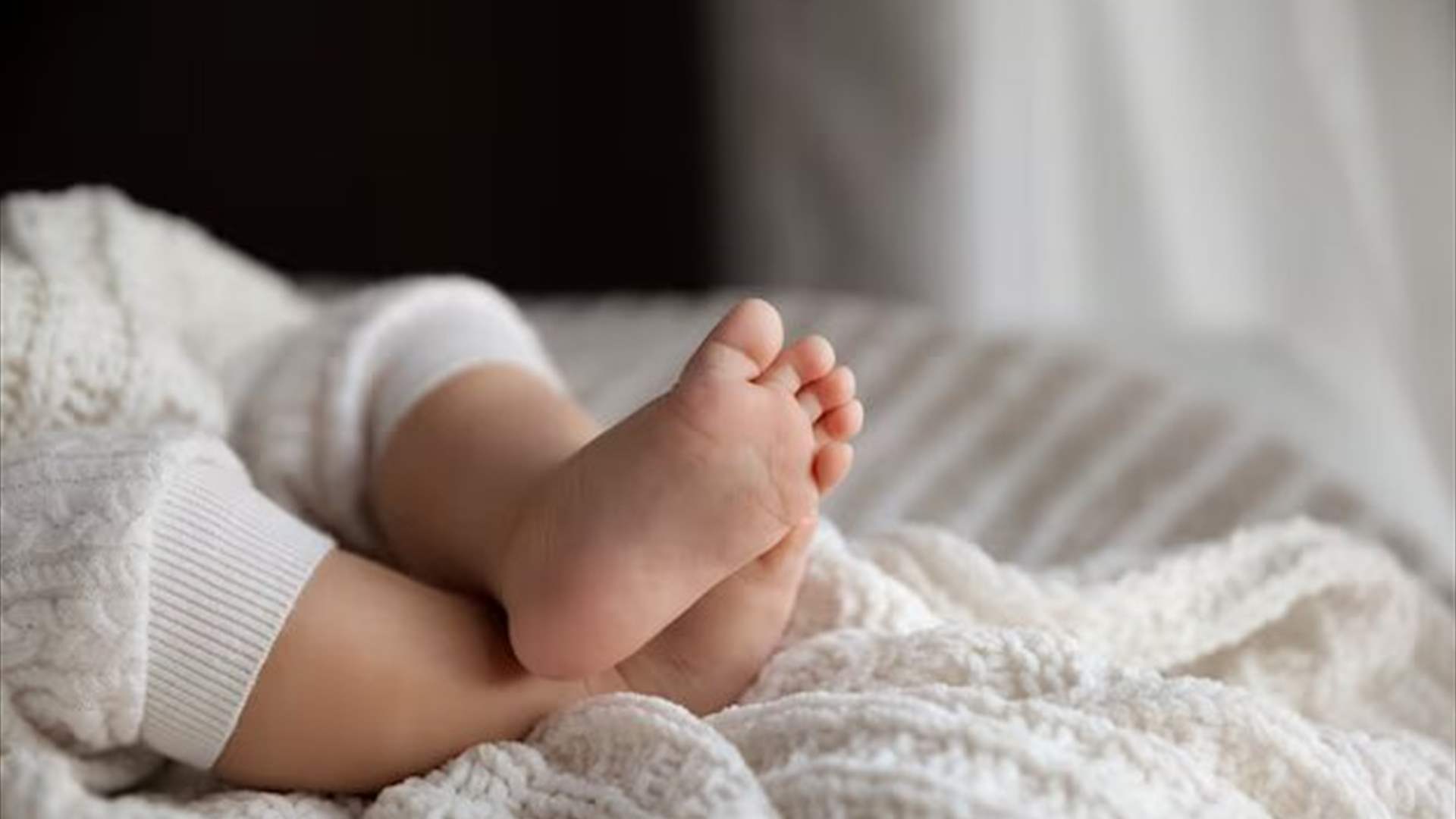 بدا وكأنه مسرح جريمة... امرأة تنجب في السيارة: شرطة ودماء وهذا ما حصل!