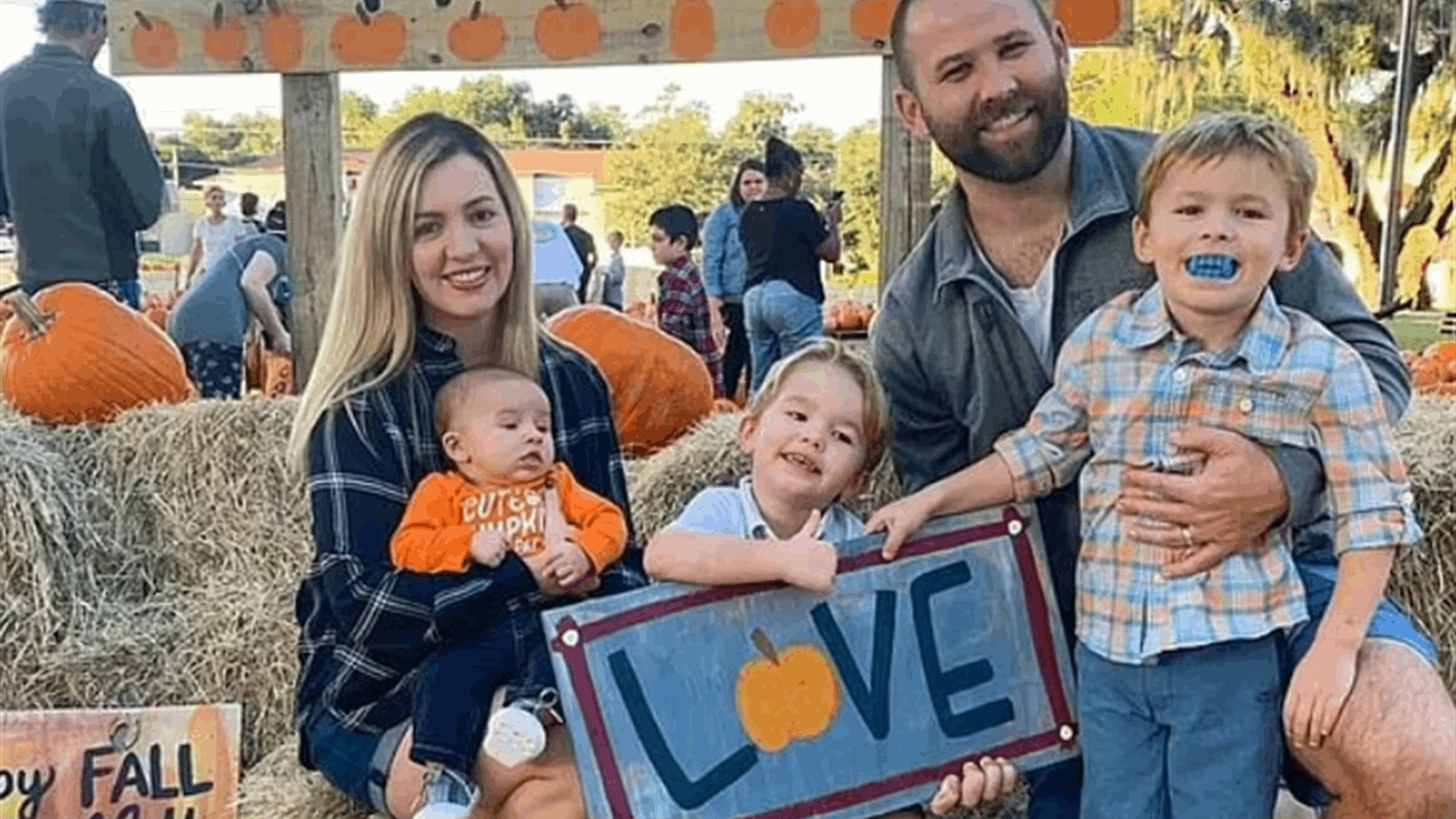 بعد أن تناولا الطعام في أحد المطاعم مع أولادهم طلبا الفاتورة... رسوم إضافية باهظة سُجلت عليهما والسبب لا يُصدّق!