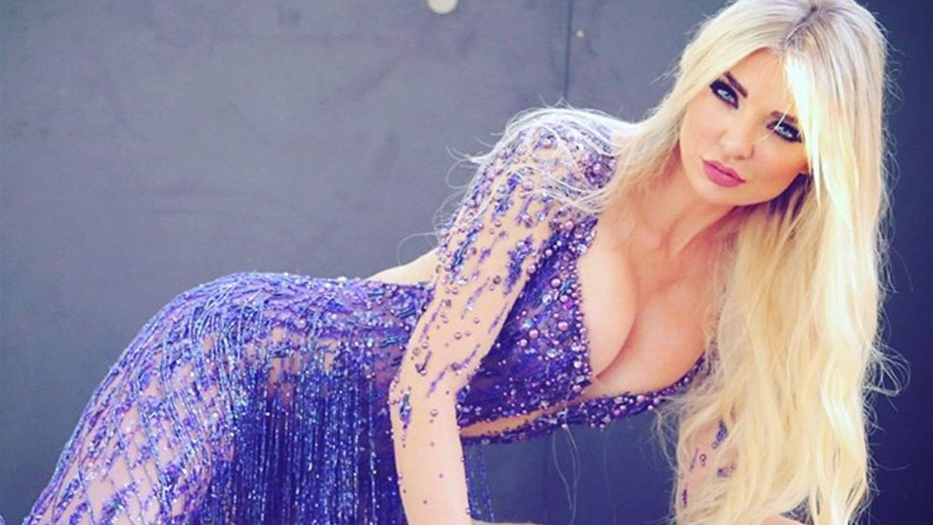 بصدر مكشوف وشعر أسود... ميريام كلينك تنشر صورا مثيرة بمناسبة الهالوين: &quot;قريبًا سيموت الجميع&quot;! (صور)