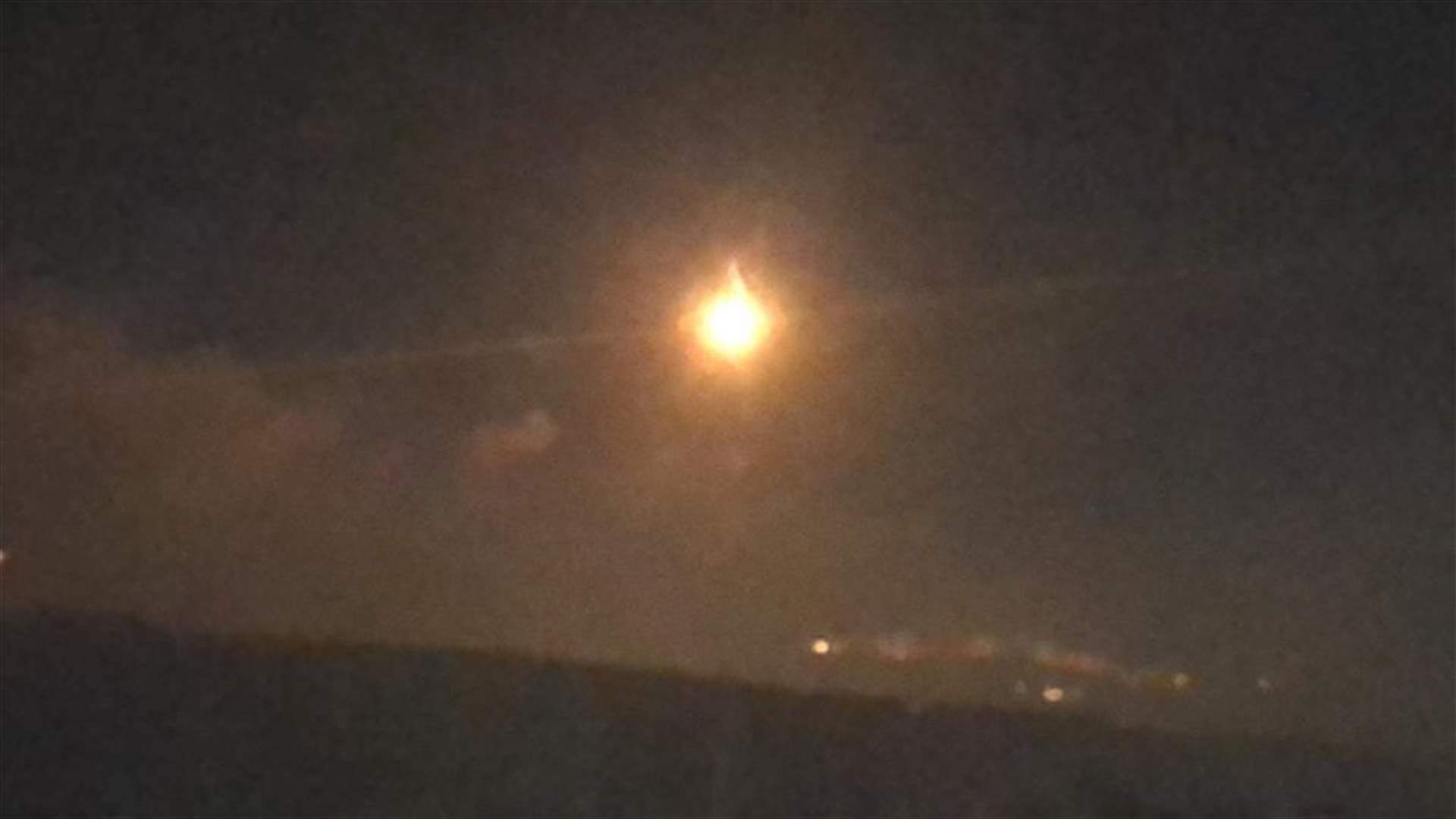 Israeli army throws four flare bombs between Houla and Mays al-Jabal